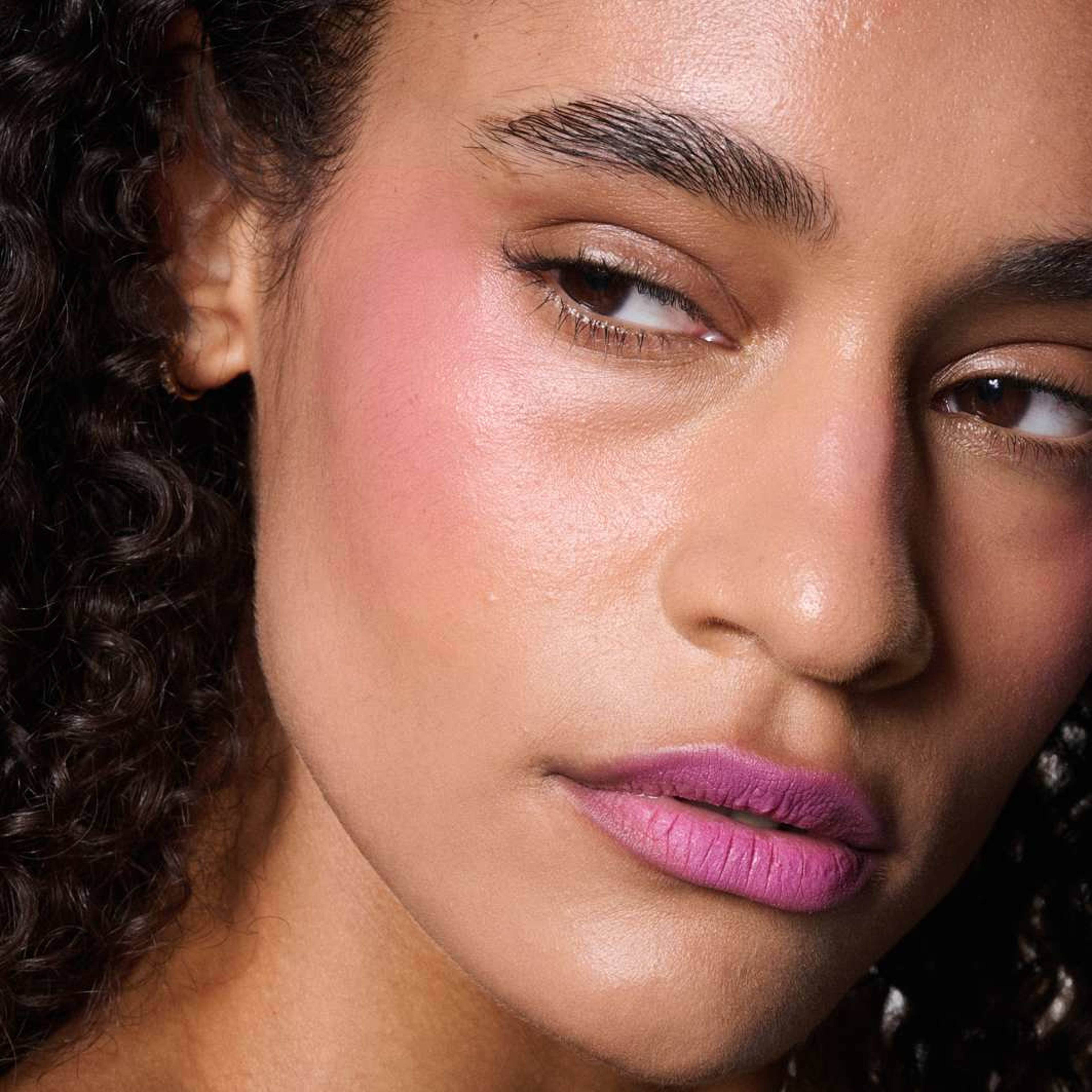 Powder Kiss Lip + Cheek Mousse, från MAC Cosmetics, i färgen Something Borrowed. Klicka för att öppna bilden i stort format