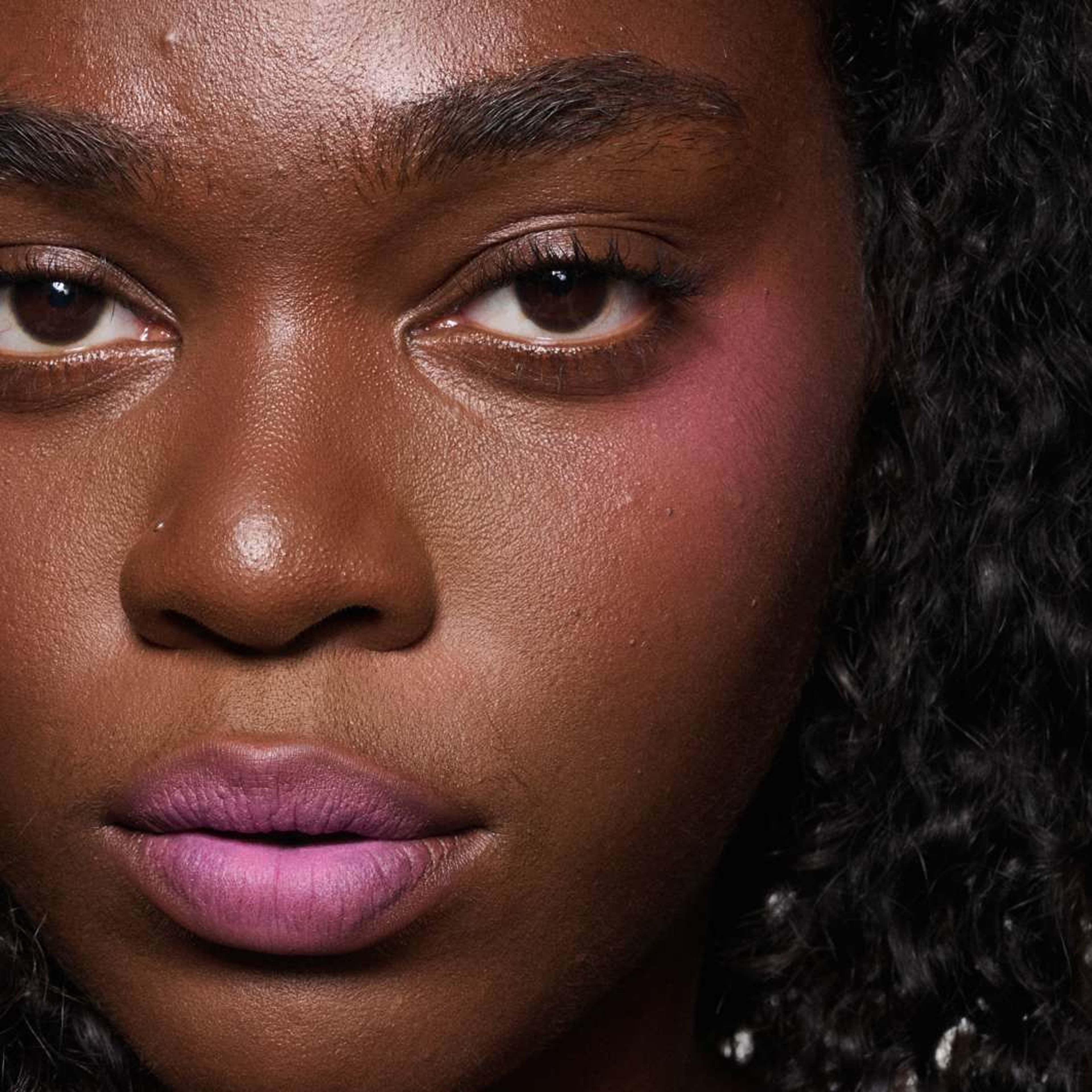 Powder Kiss Lip + Cheek Mousse, från MAC Cosmetics, i färgen Something Borrowed. Klicka för att öppna bilden i stort format