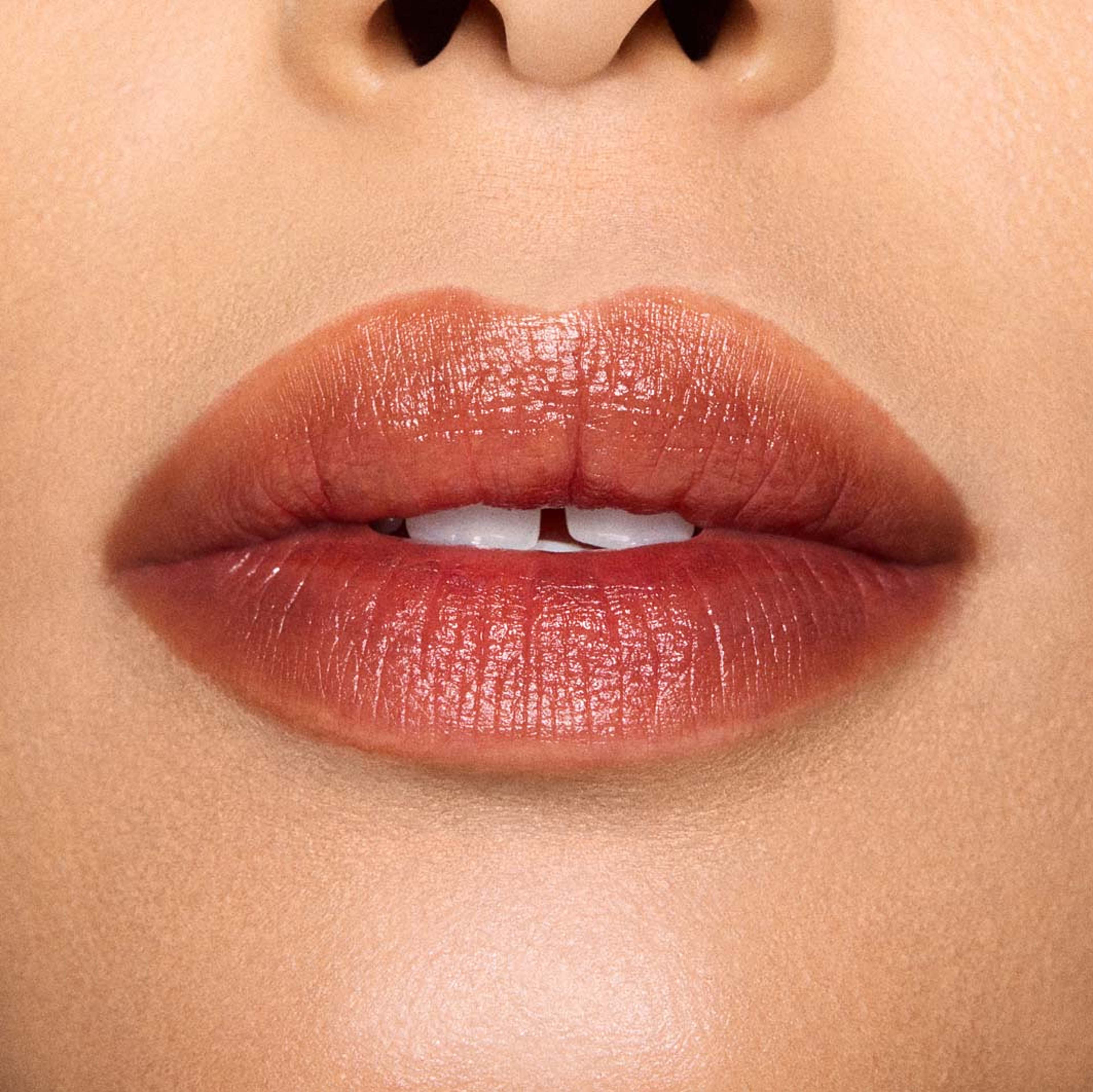 Lustreglass Stainglass Lip Tint, från MAC Cosmetics, i färgen Sizzled Peach. Klicka för att öppna bilden i stort format