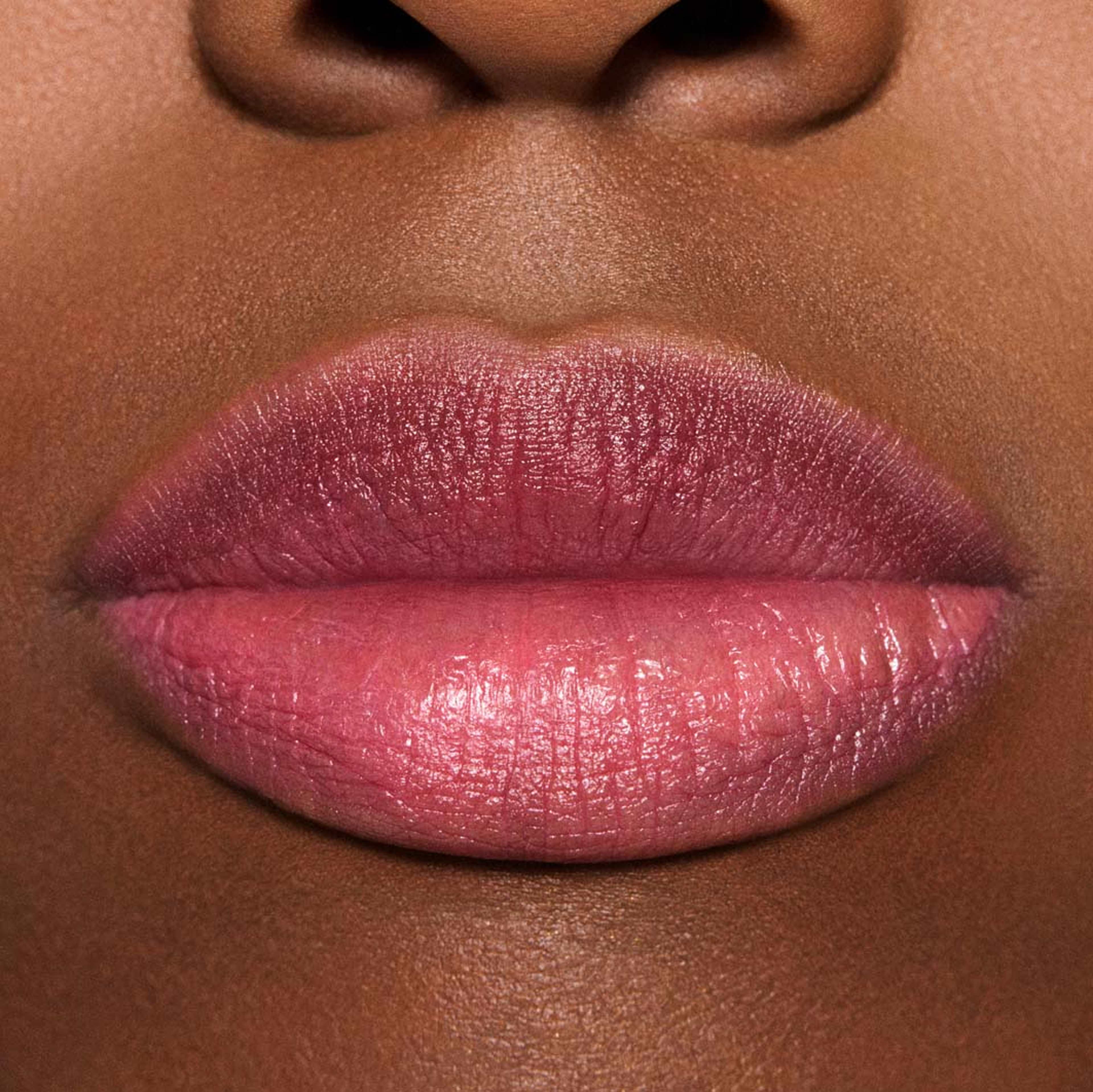 Lustreglass Stainglass Lip Tint, från MAC Cosmetics, i färgen Sneaky Pink. Klicka för att öppna bilden i stort format