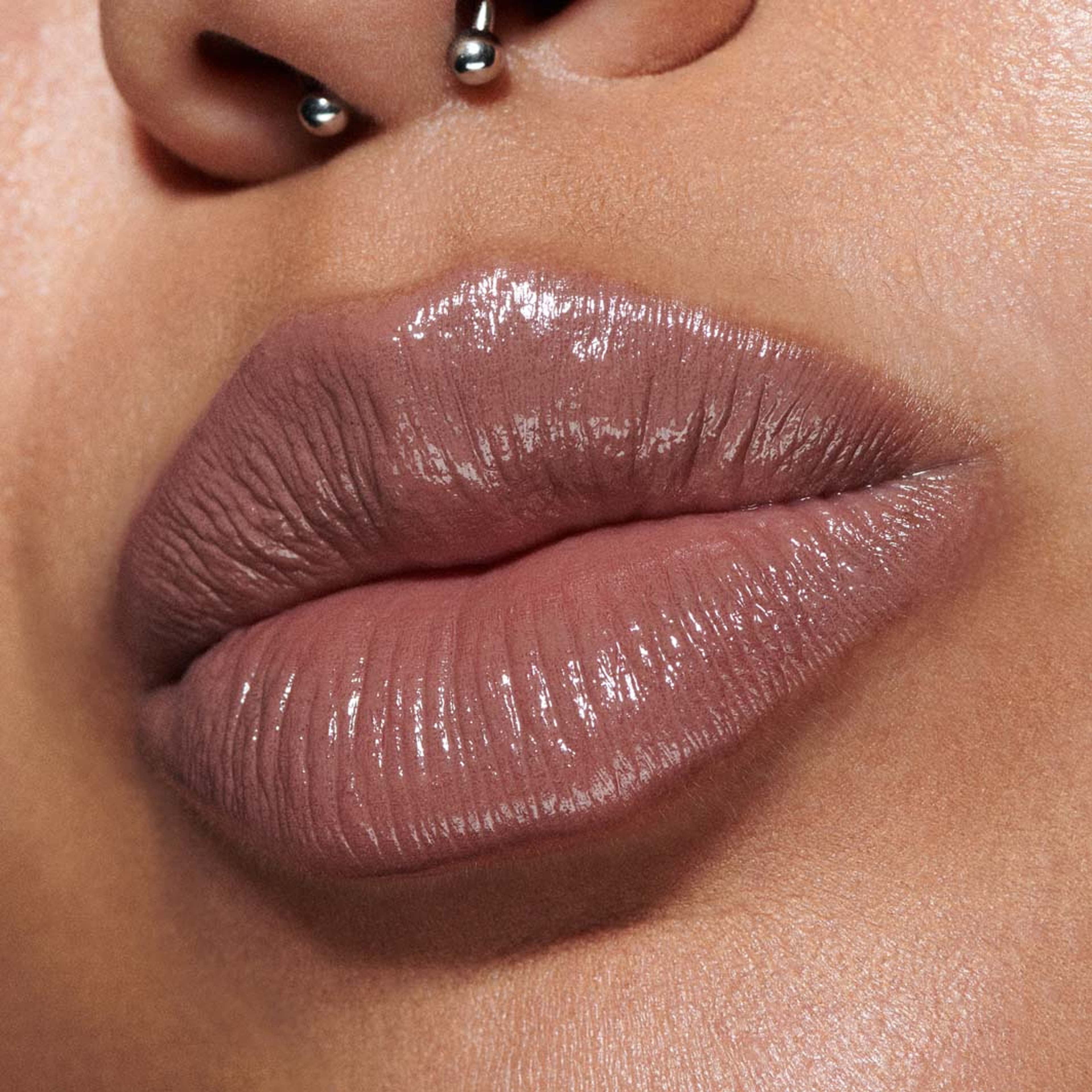 Lustreglass Sheer Shine Lipstick, från MAC Cosmetics, i färgen Alone Time. Klicka för att öppna bilden i stort format
