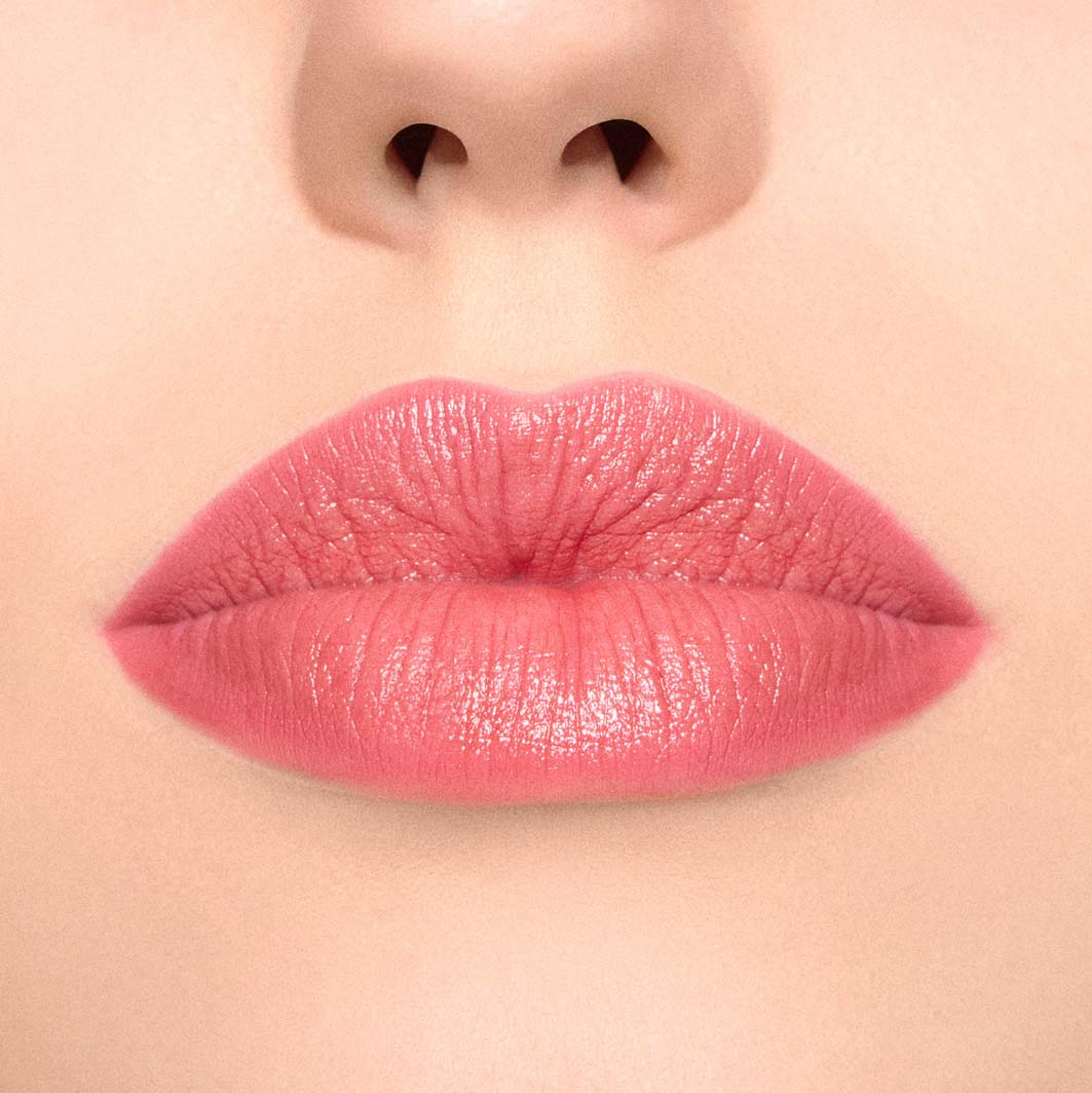 Lustreglass Sheer Shine Lipstick, från MAC Cosmetics, i färgen Kissing Strangers. Klicka för att öppna bilden i stort format
