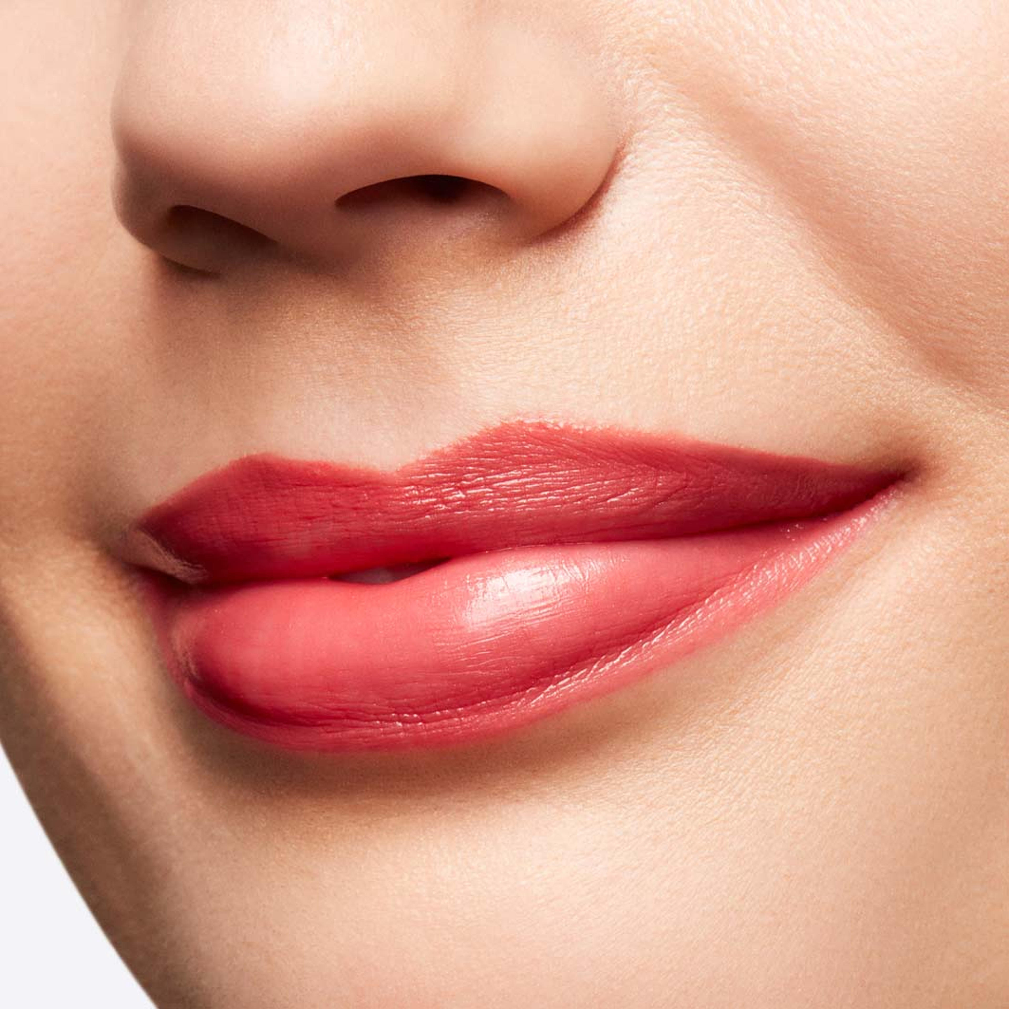 Lustreglass Sheer Shine Lipstick, från MAC Cosmetics, i färgen Gummy Bare. Klicka för att öppna bilden i stort format