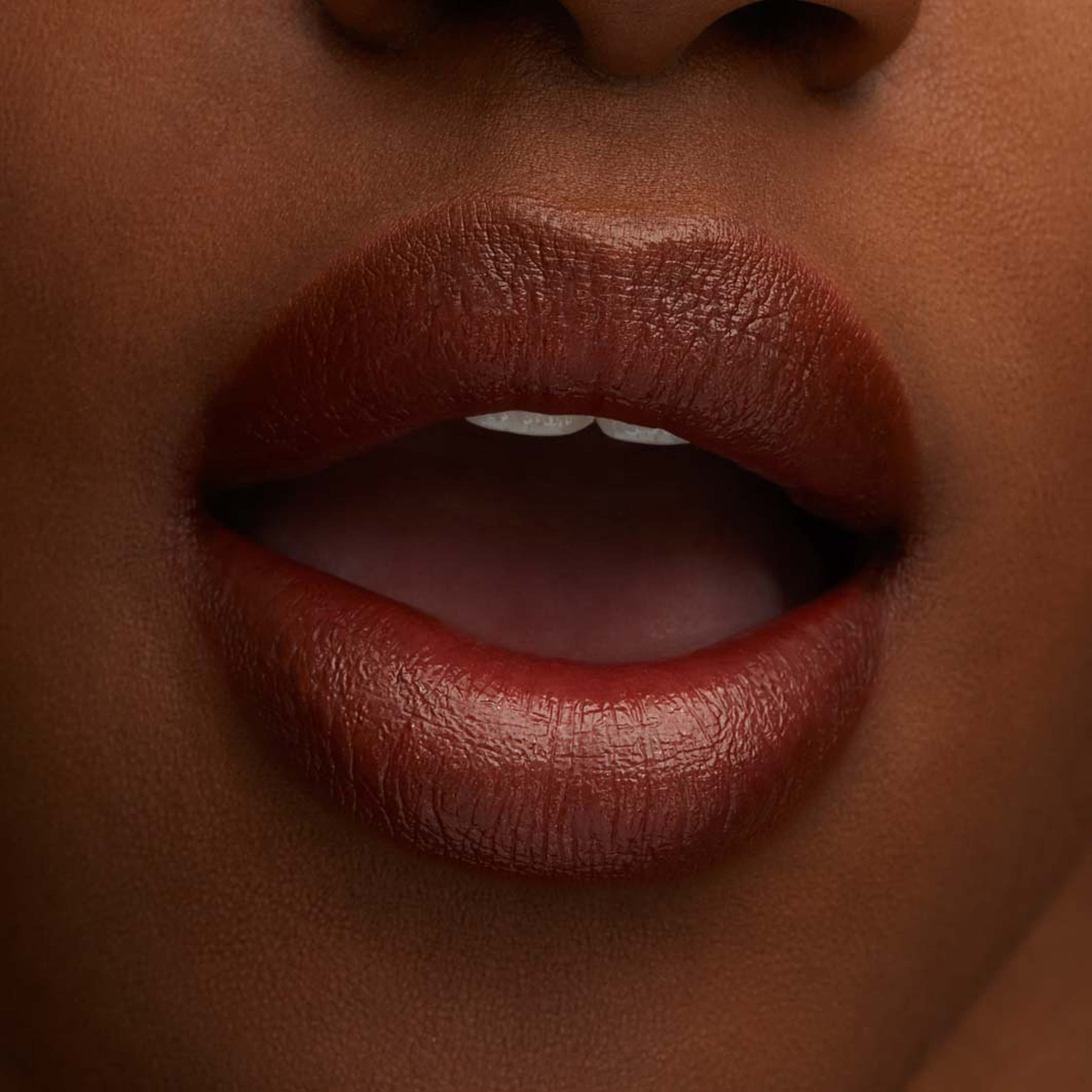Lustreglass Sheer Shine Lipstick, från MAC Cosmetics, i färgen I Deserve This. Klicka för att öppna bilden i stort format