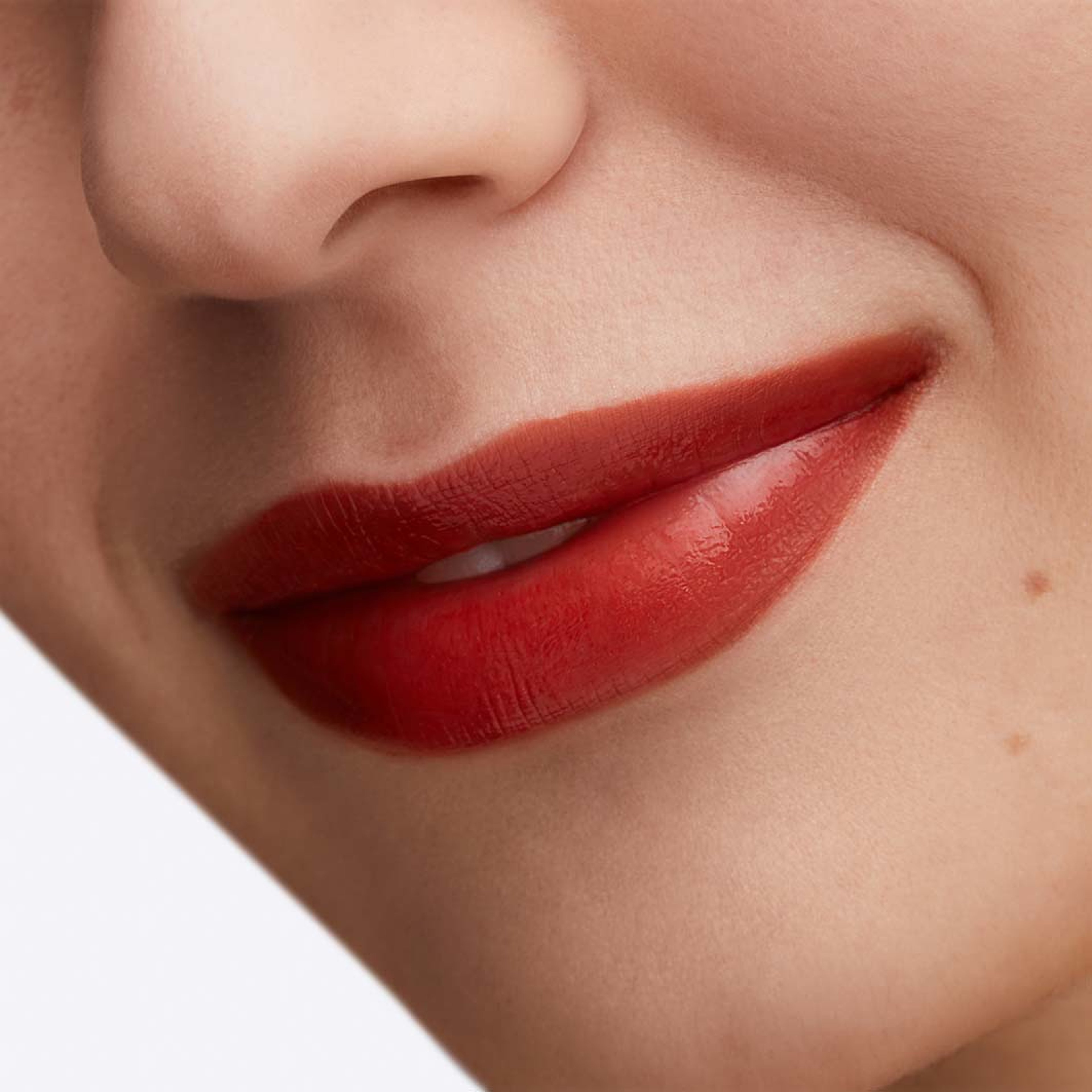 Lustreglass Sheer Shine Lipstick, från MAC Cosmetics, i färgen Local Celeb. Klicka för att öppna bilden i stort format