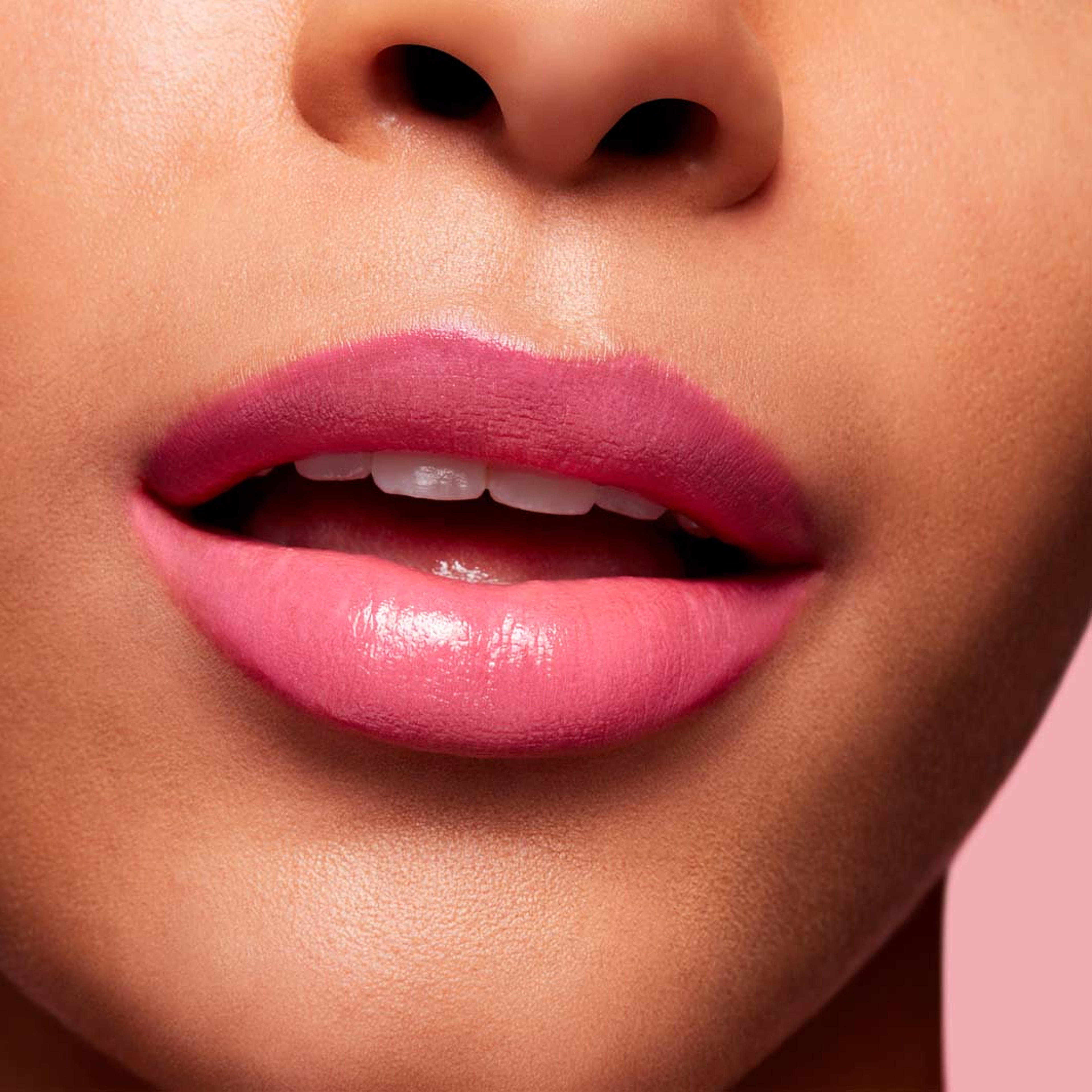 Lustreglass Sheer Shine Lipstick, från MAC Cosmetics, i färgen No Photos. Klicka för att öppna bilden i stort format