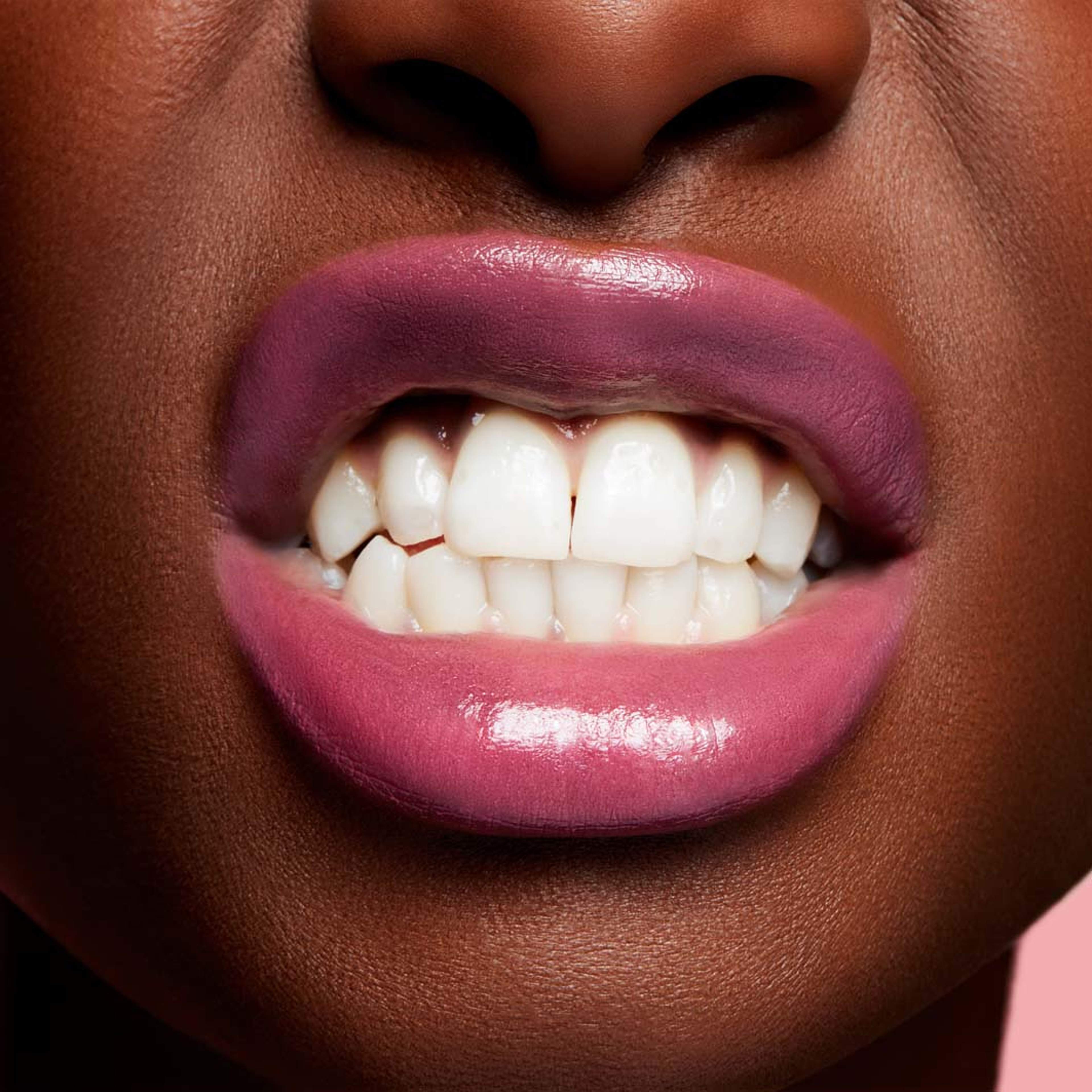 Lustreglass Sheer Shine Lipstick, från MAC Cosmetics, i färgen No Photos. Klicka för att öppna bilden i stort format