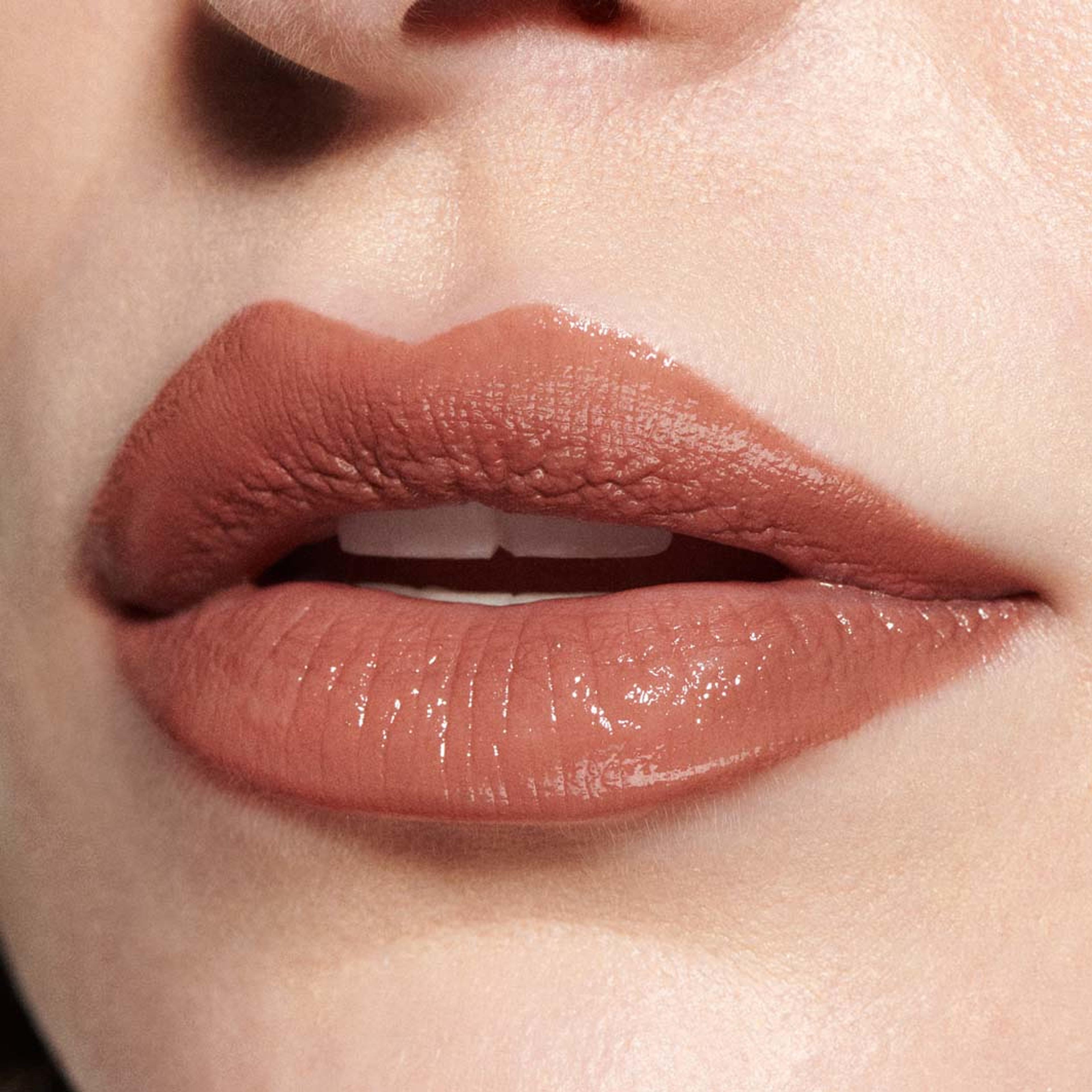 Lustreglass Sheer Shine Lipstick, från MAC Cosmetics, i färgen Signature Move. Klicka för att öppna bilden i stort format