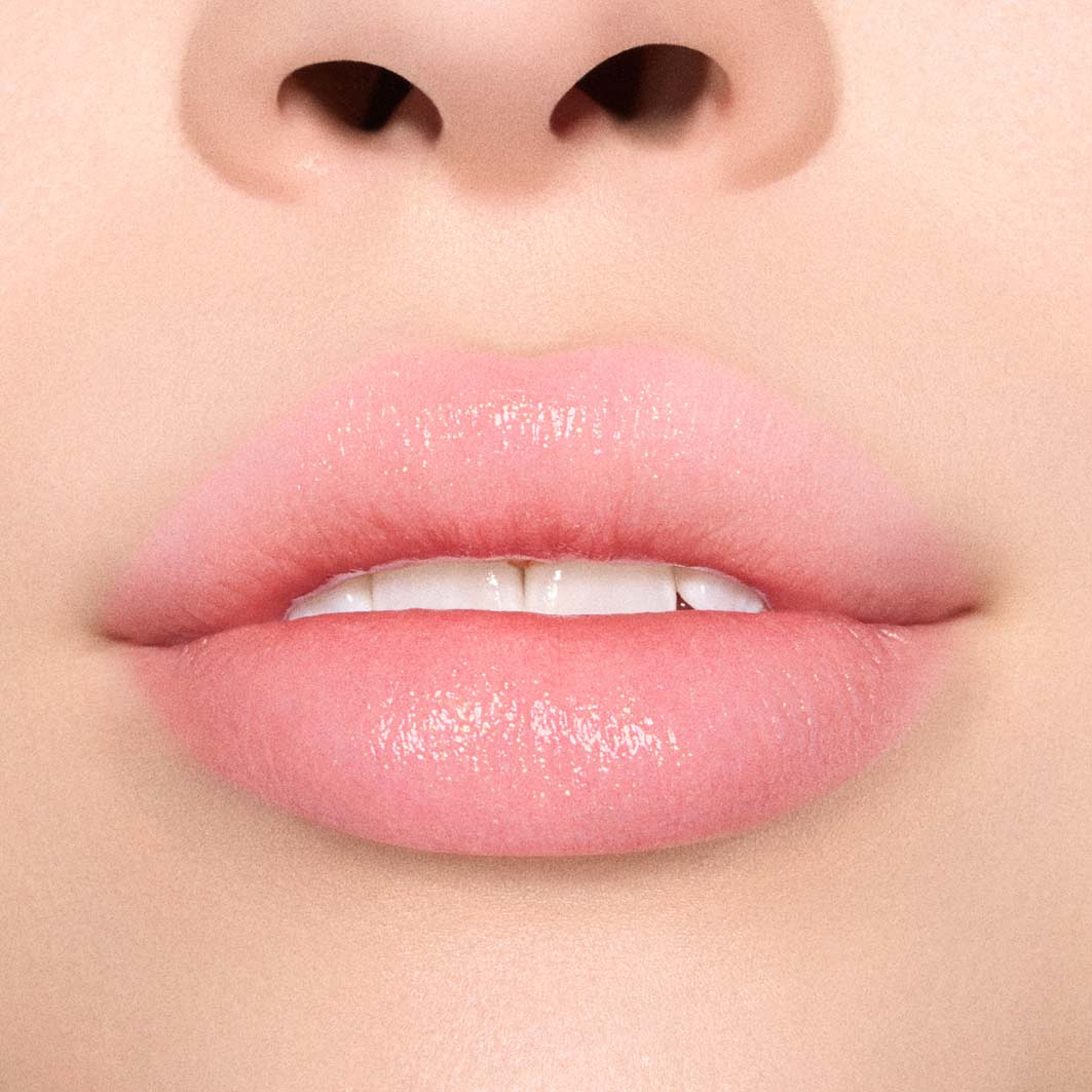 Lustreglass Sheer Shine Lipstick, från MAC Cosmetics, i färgen Surprise. Klicka för att öppna bilden i stort format