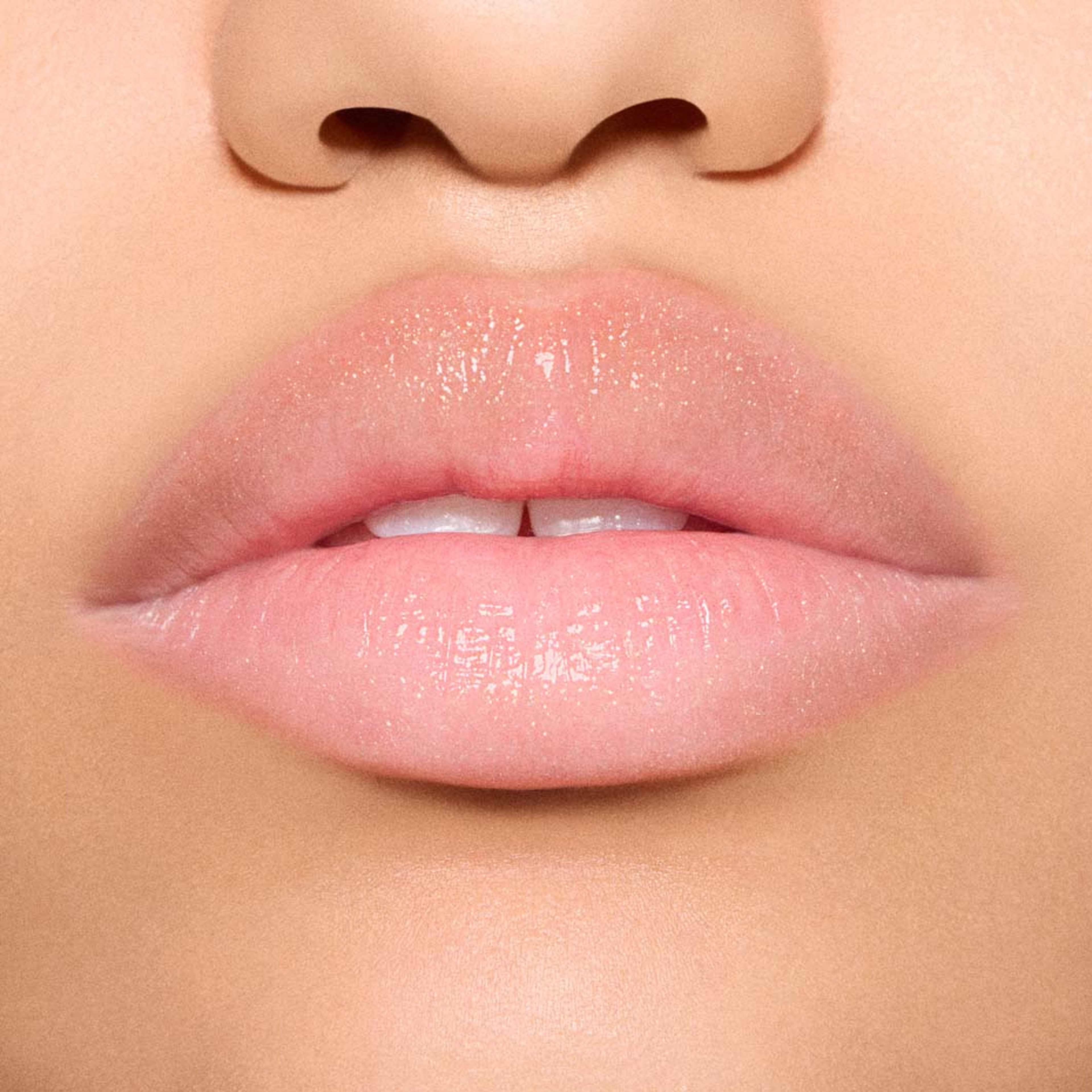 Lustreglass Sheer Shine Lipstick, från MAC Cosmetics, i färgen Surprise. Klicka för att öppna bilden i stort format