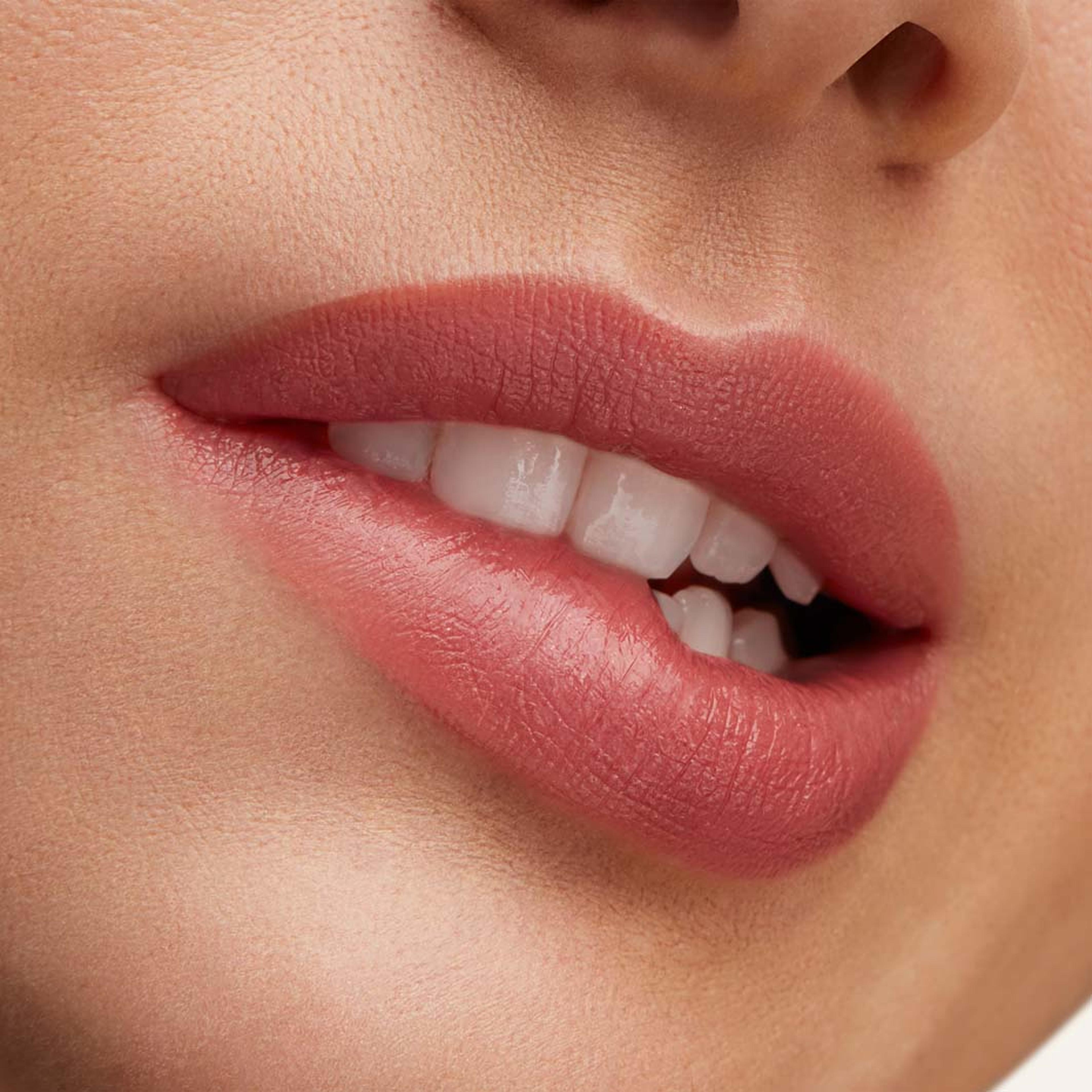 Lustreglass Sheer Shine Lipstick, från MAC Cosmetics, i färgen Syrup. Klicka för att öppna bilden i stort format