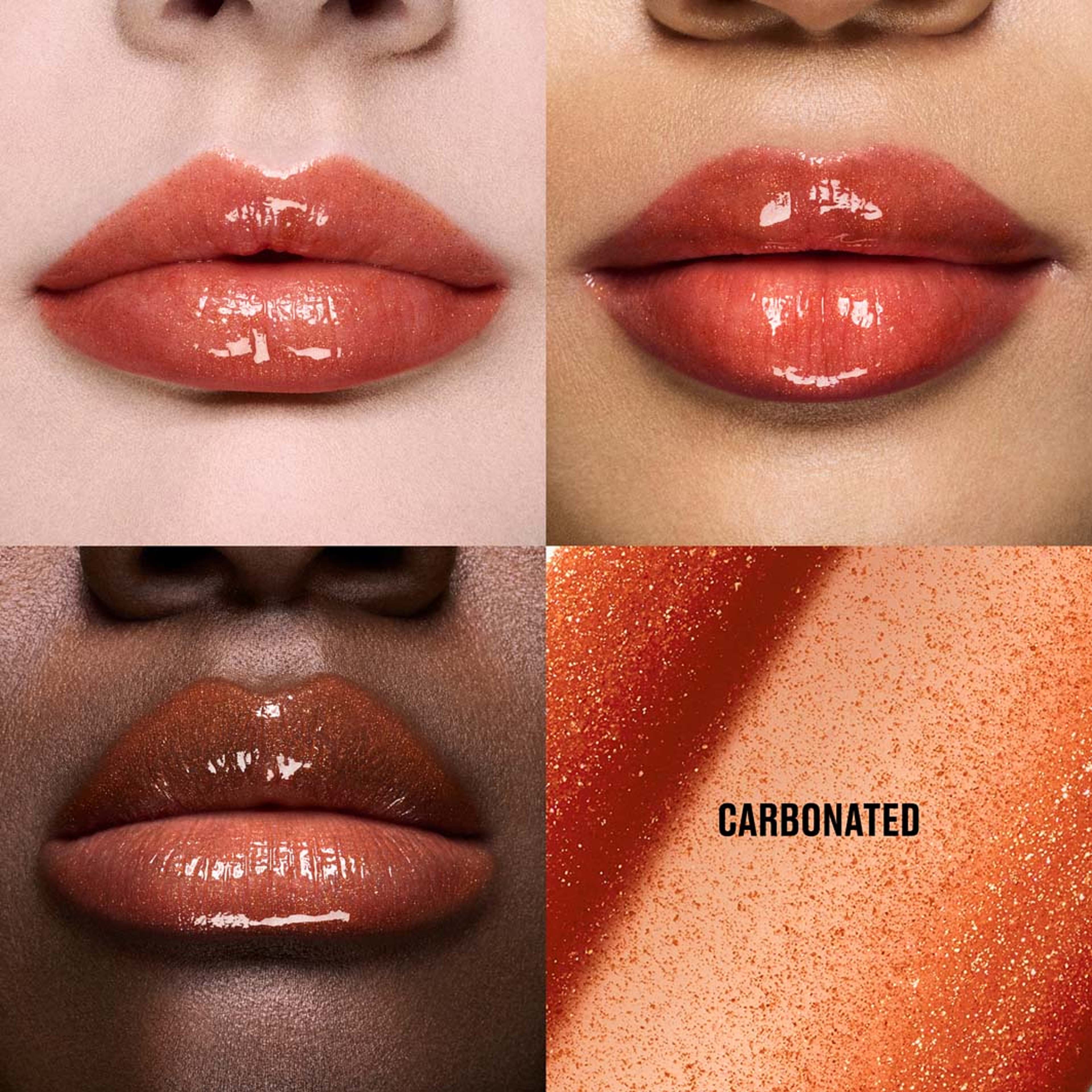 Lipglass Cushion High-Pigment Lip Oil, från MAC Cosmetics, i färgen Carbonated. Klicka för att öppna bilden i stort format