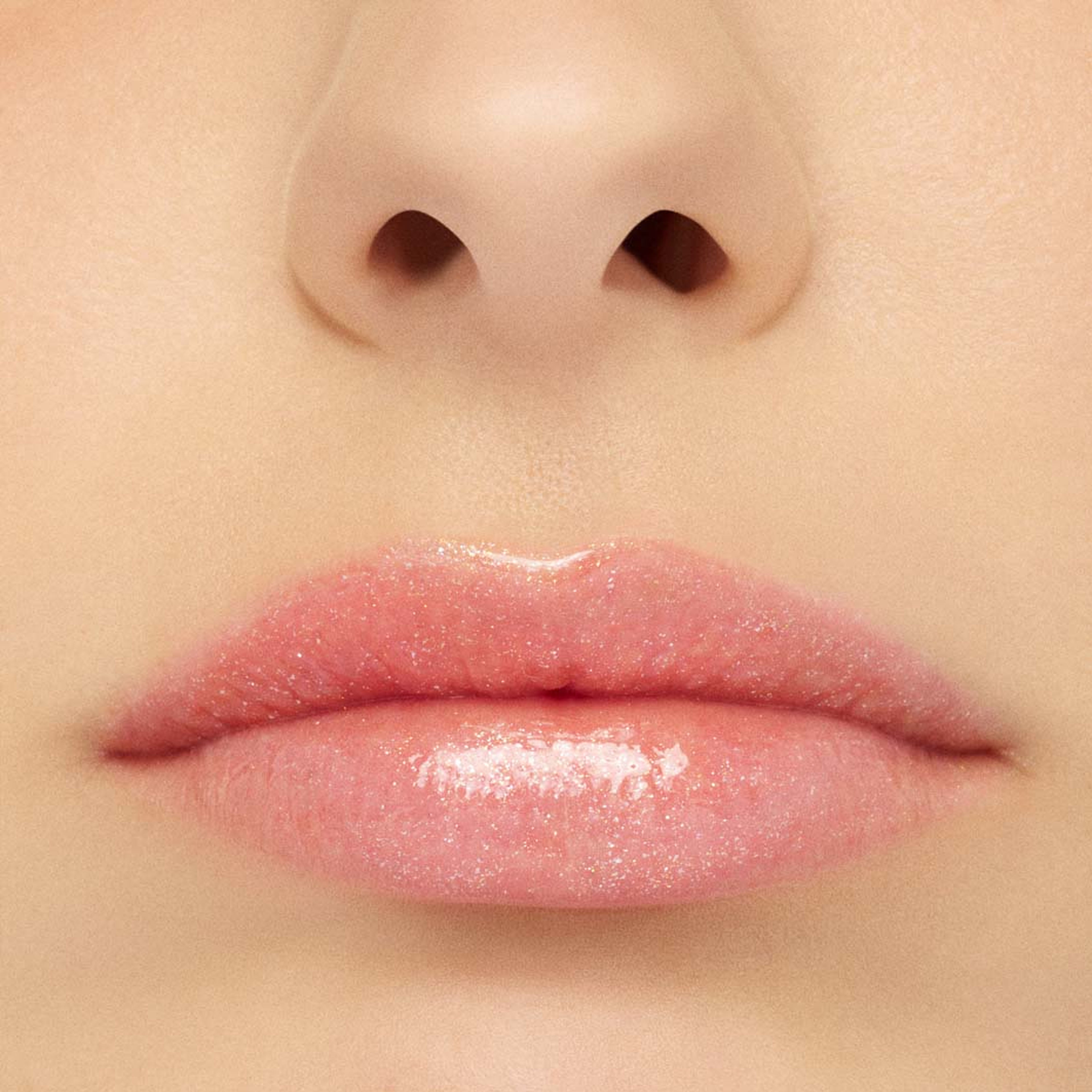Lipglass Air Non-Sticky Gloss, från MAC Cosmetics, i färgen Snowkissed. Klicka för att öppna bilden i stort format