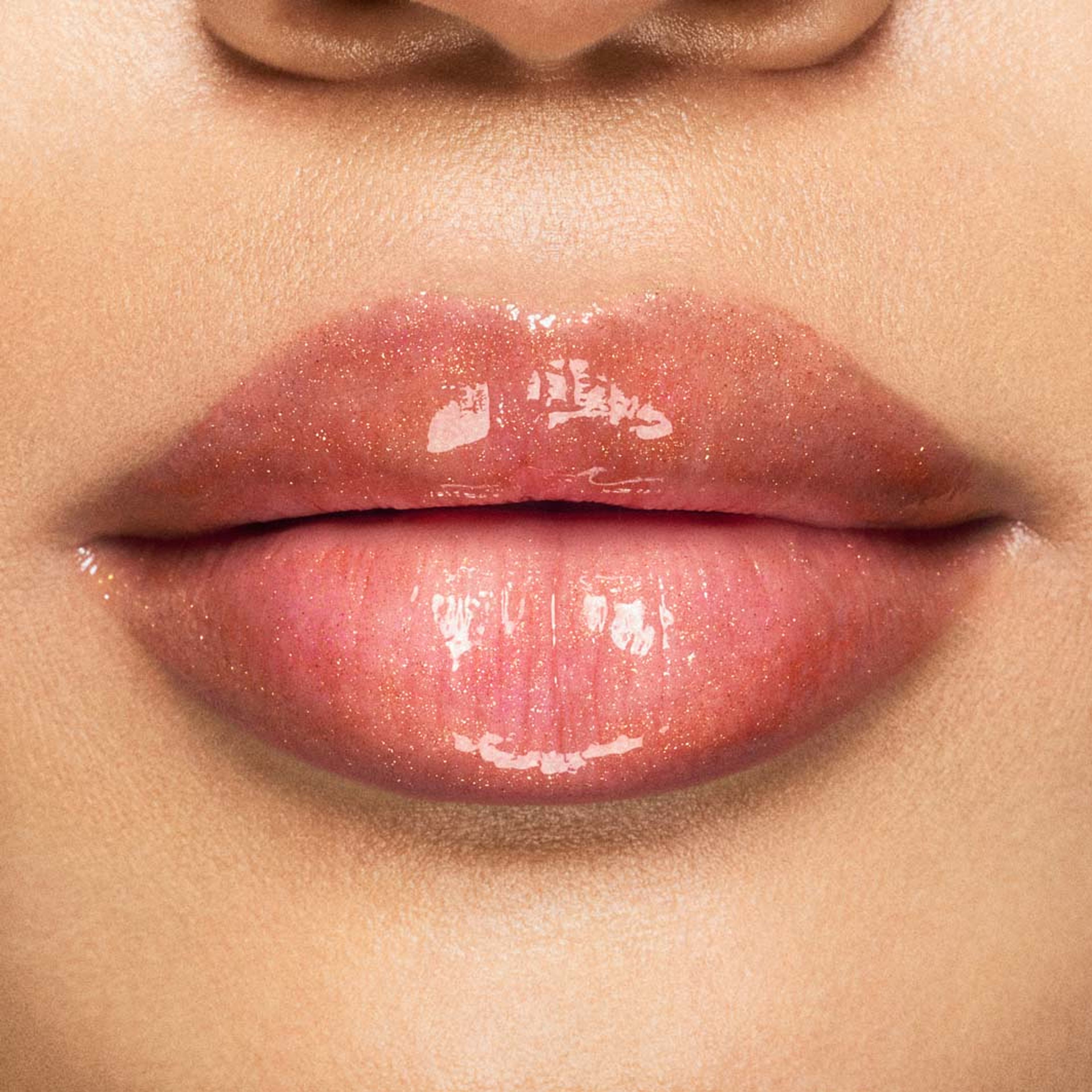 Lipglass Air Non-Sticky Gloss, från MAC Cosmetics, i färgen Snowkissed. Klicka för att öppna bilden i stort format