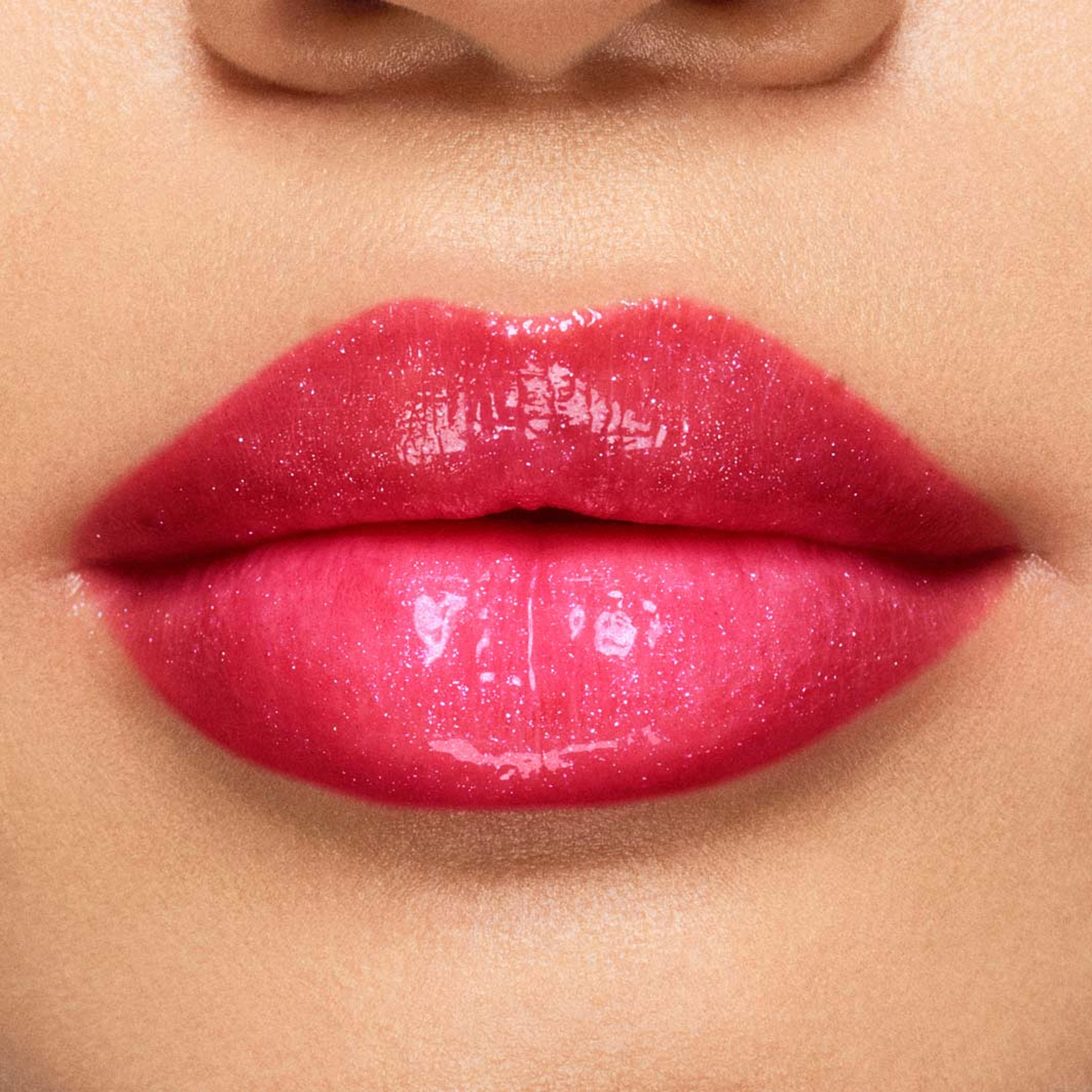 Lipglass Air Non-Sticky Gloss, från MAC Cosmetics, i färgen Ruby Whoa. Klicka för att öppna bilden i stort format