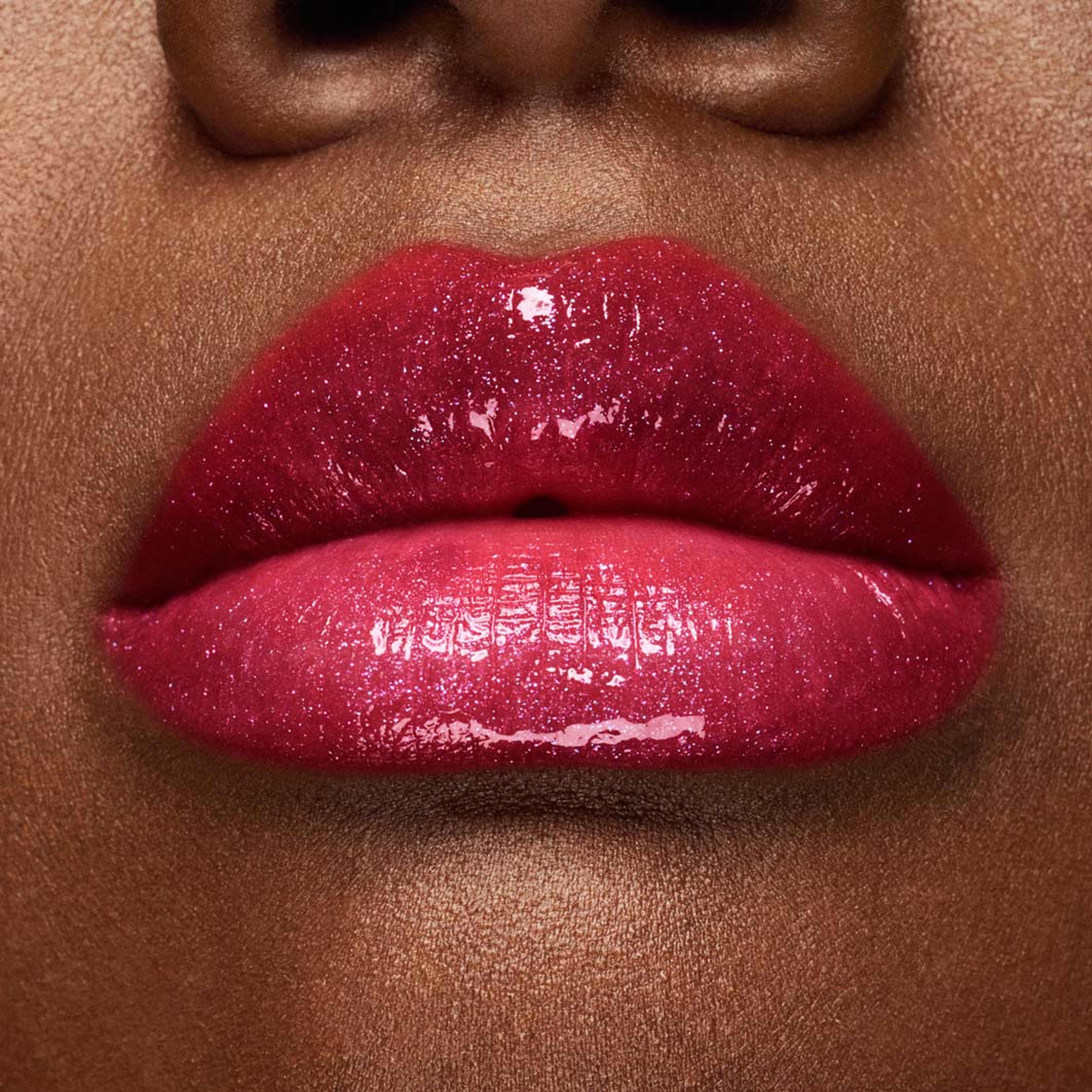 Lipglass Air Non-Sticky Gloss, från MAC Cosmetics, i färgen Ruby Whoa. Klicka för att öppna bilden i stort format