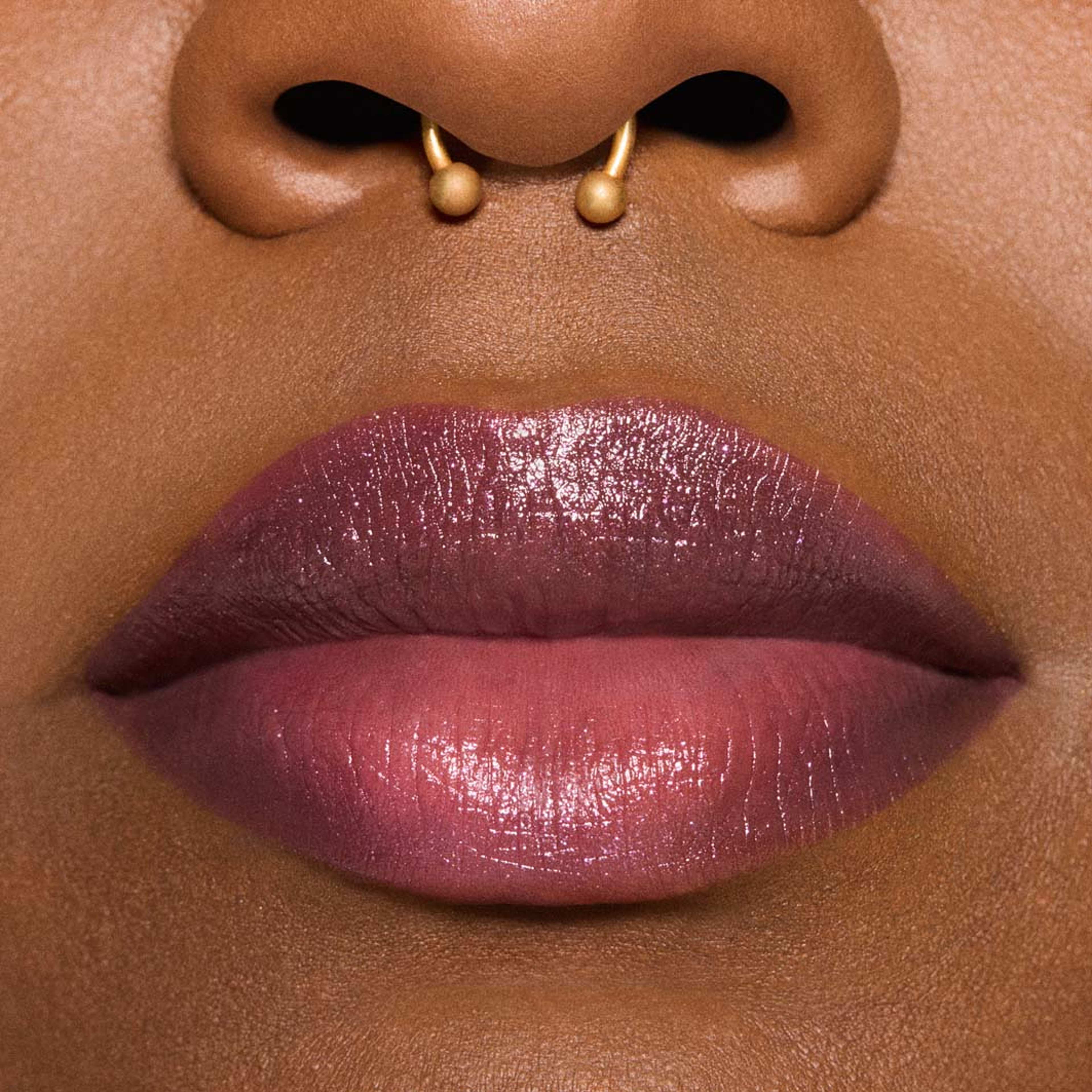 Fizzy Feels Lip Balm, från MAC Cosmetics, i färgen Crystal Caviar. Klicka för att öppna bilden i stort format