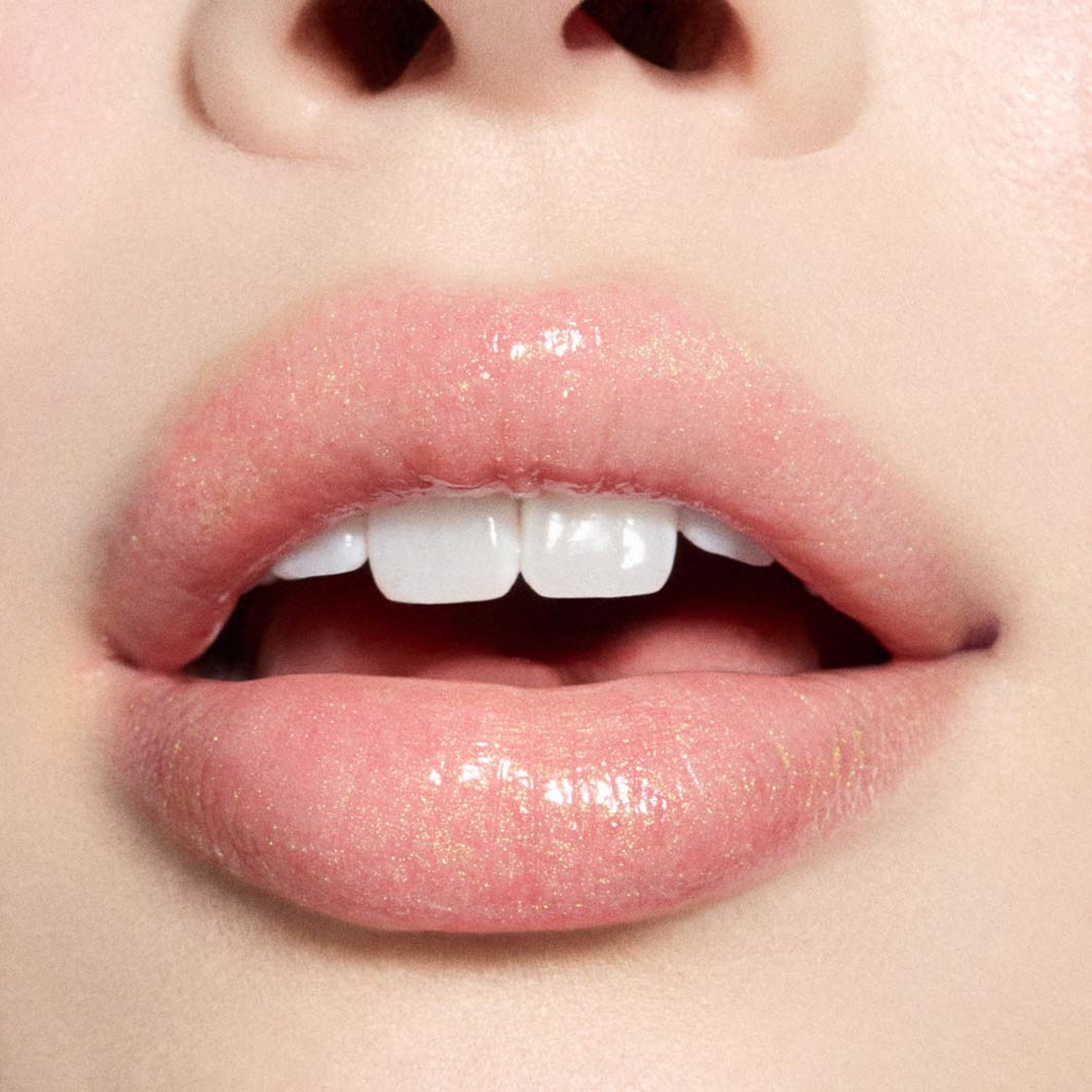Squirt Plumping Shimmer Lipgloss Stick, från MAC Cosmetics, i färgen Squirt Sparks. Klicka för att öppna bilden i stort format