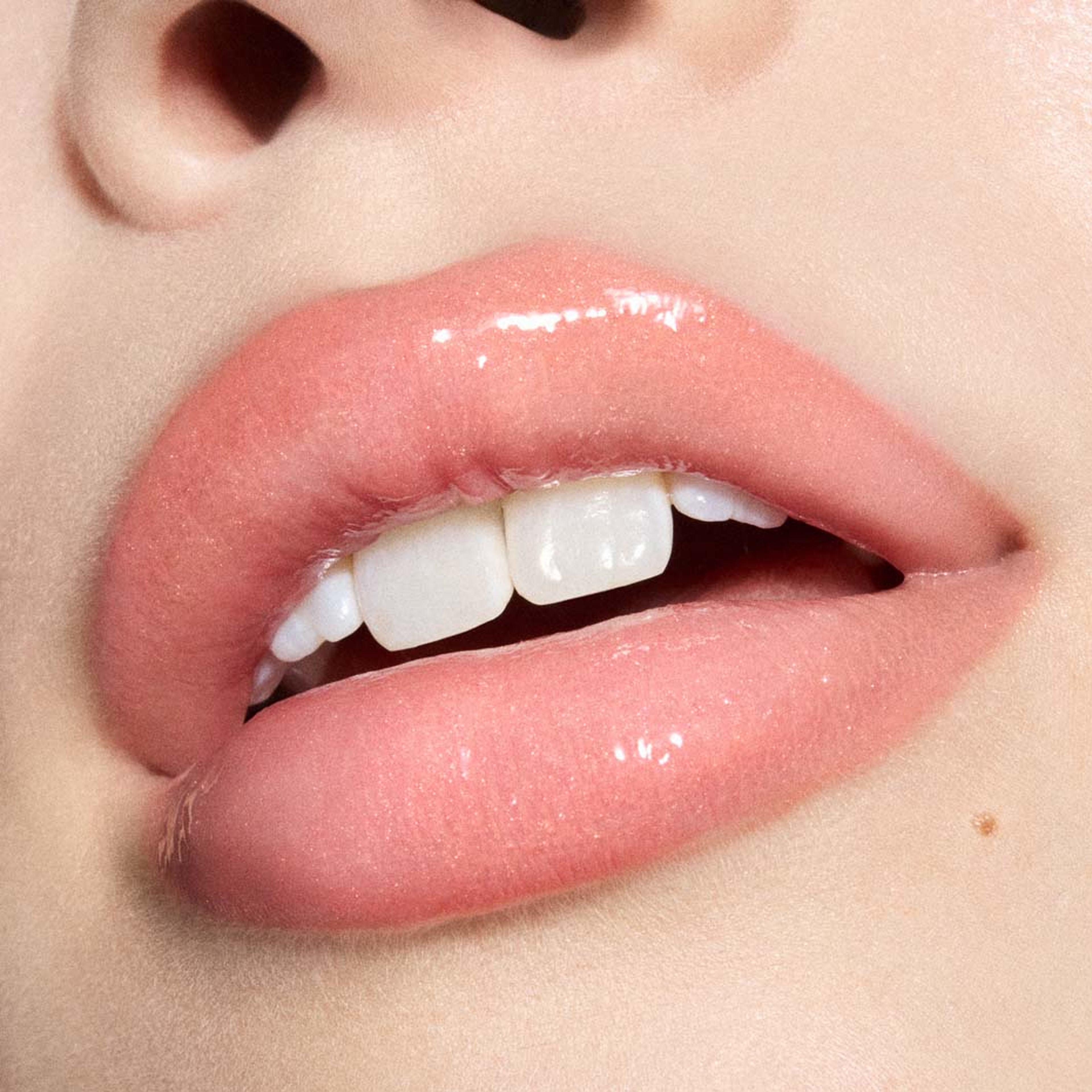 Squirt Plumping Shimmer Lipgloss Stick, från MAC Cosmetics, i färgen Lava Sparks. Klicka för att öppna bilden i stort format