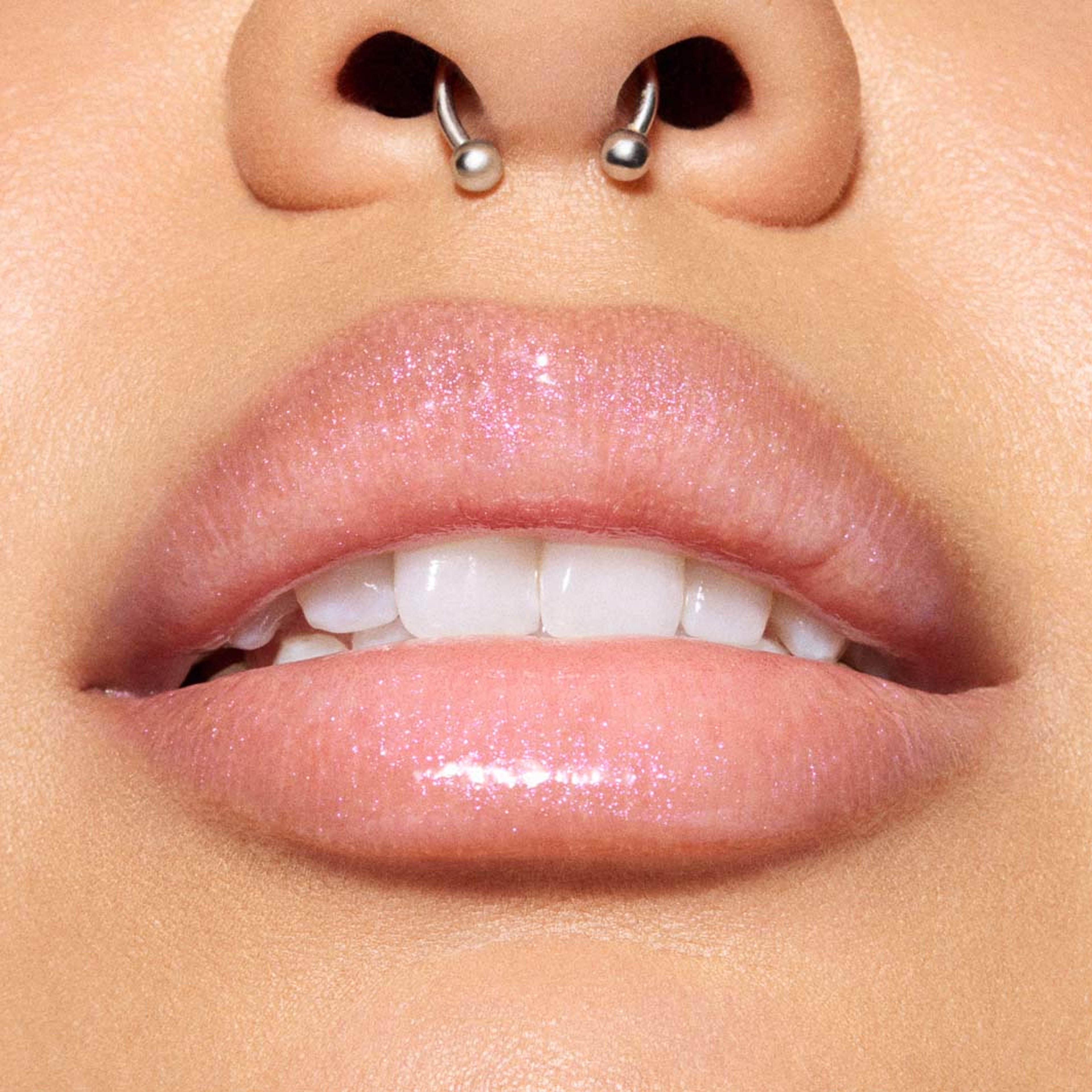 Squirt Plumping Shimmer Lipgloss Stick, från MAC Cosmetics, i färgen Violet Sparks. Klicka för att öppna bilden i stort format