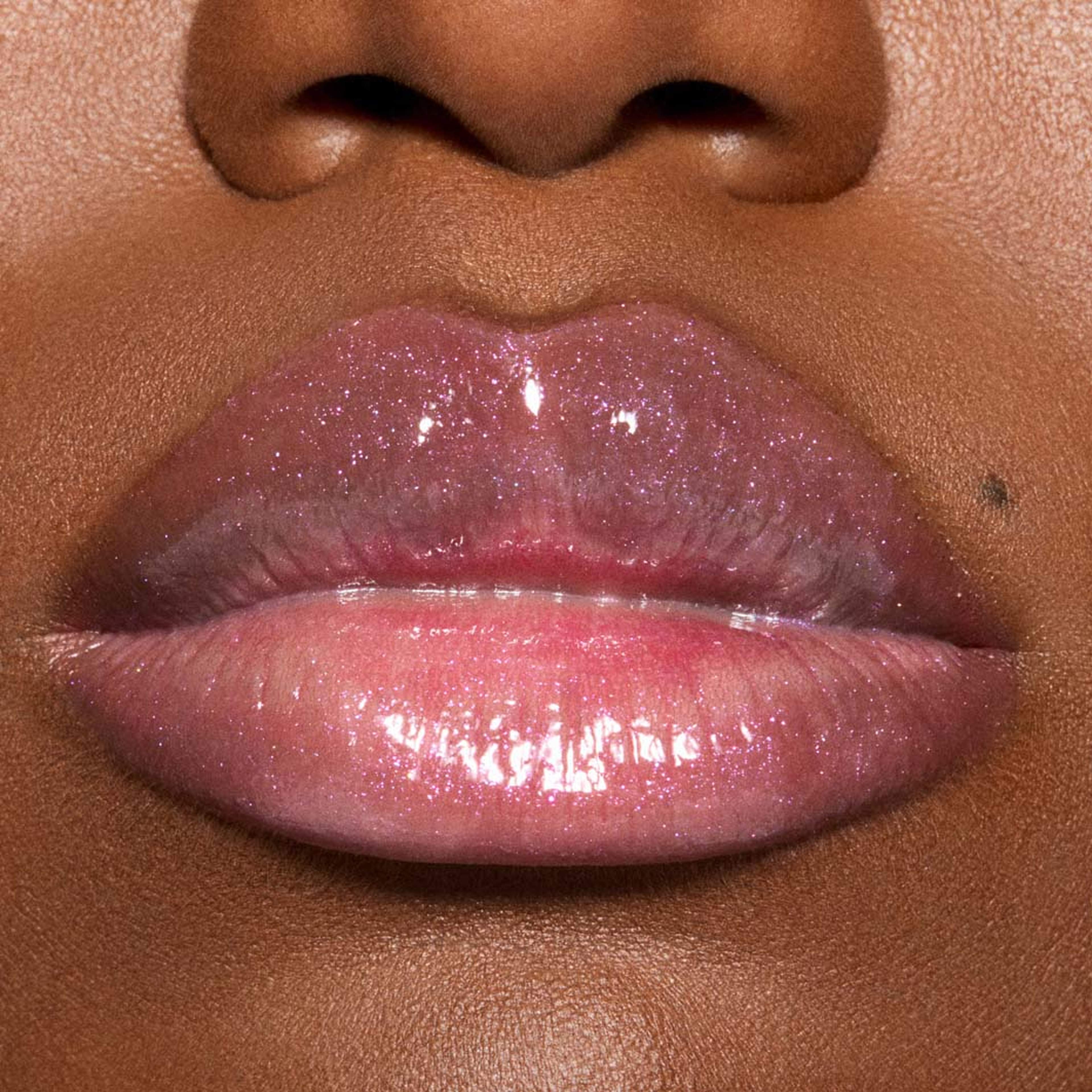 Squirt Plumping Shimmer Lipgloss Stick, från MAC Cosmetics, i färgen Violet Sparks. Klicka för att öppna bilden i stort format