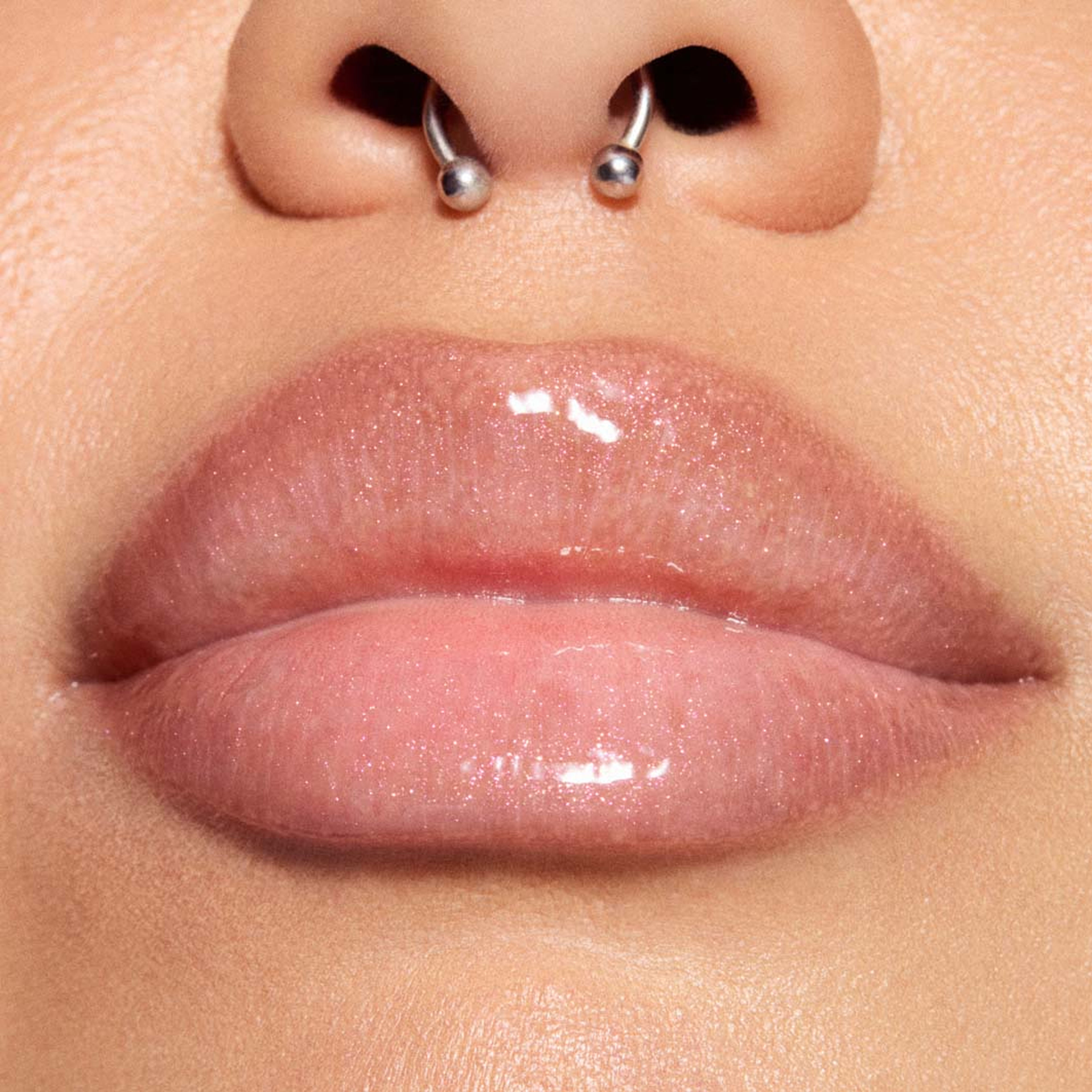 Squirt Plumping Shimmer Lipgloss Stick, från MAC Cosmetics, i färgen Ruby Sparks. Klicka för att öppna bilden i stort format