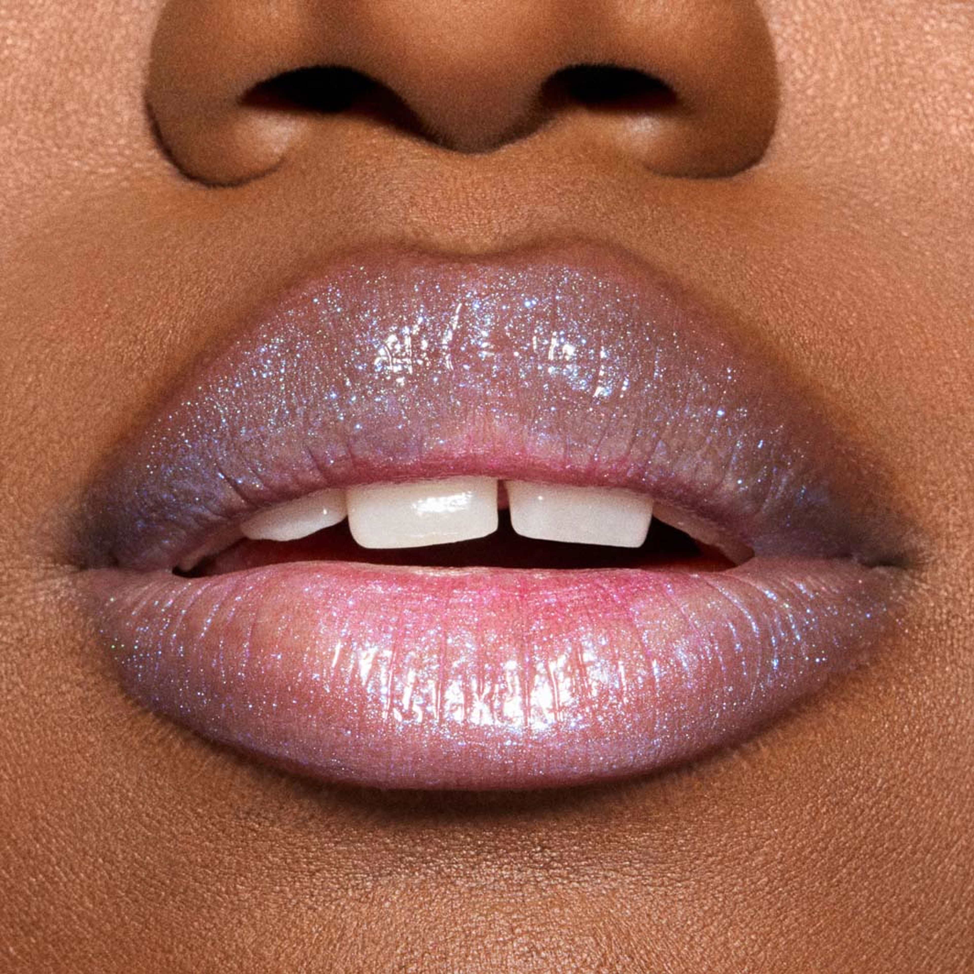 Squirt Plumping Shimmer Lipgloss Stick, från MAC Cosmetics, i färgen Nova Sparks. Klicka för att öppna bilden i stort format
