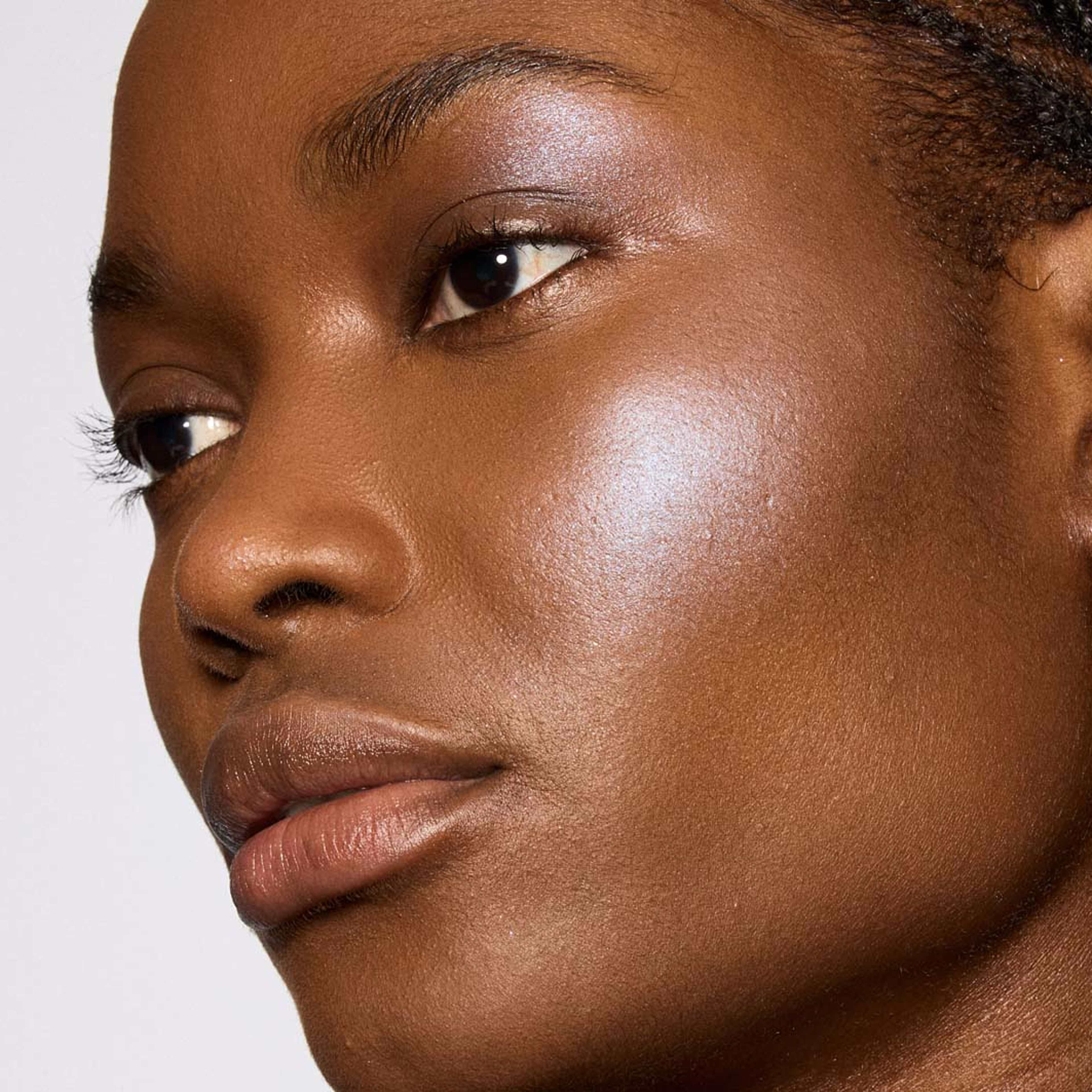 Glow Play Bouncy Highlighter, från MAC Cosmetics, i färgen Cloud Candy. Klicka för att öppna bilden i stort format