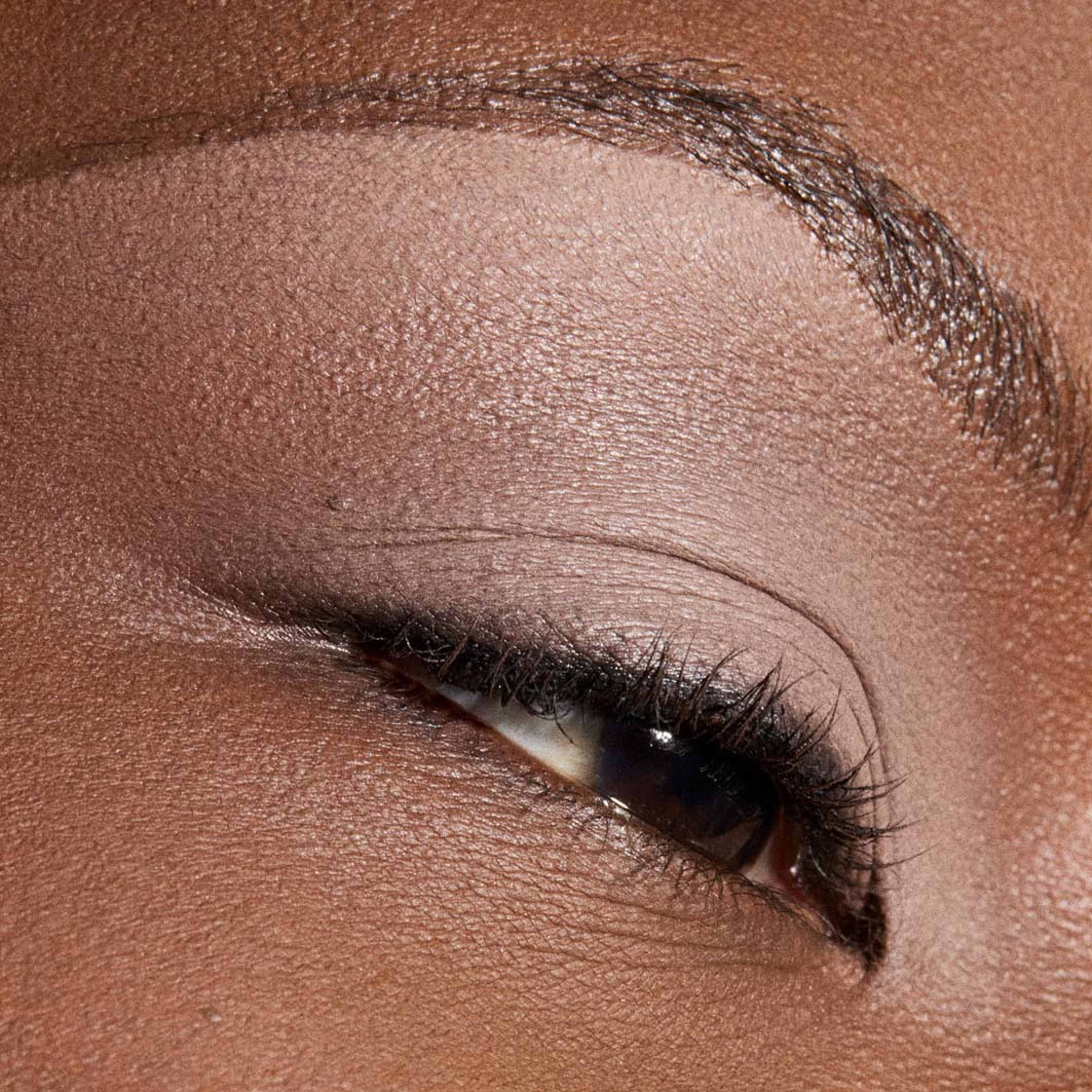 Multisculpt Matte Liquid Eyeshadow, från MAC Cosmetics, i färgen Tailor Grey. Klicka för att öppna bilden i stort format