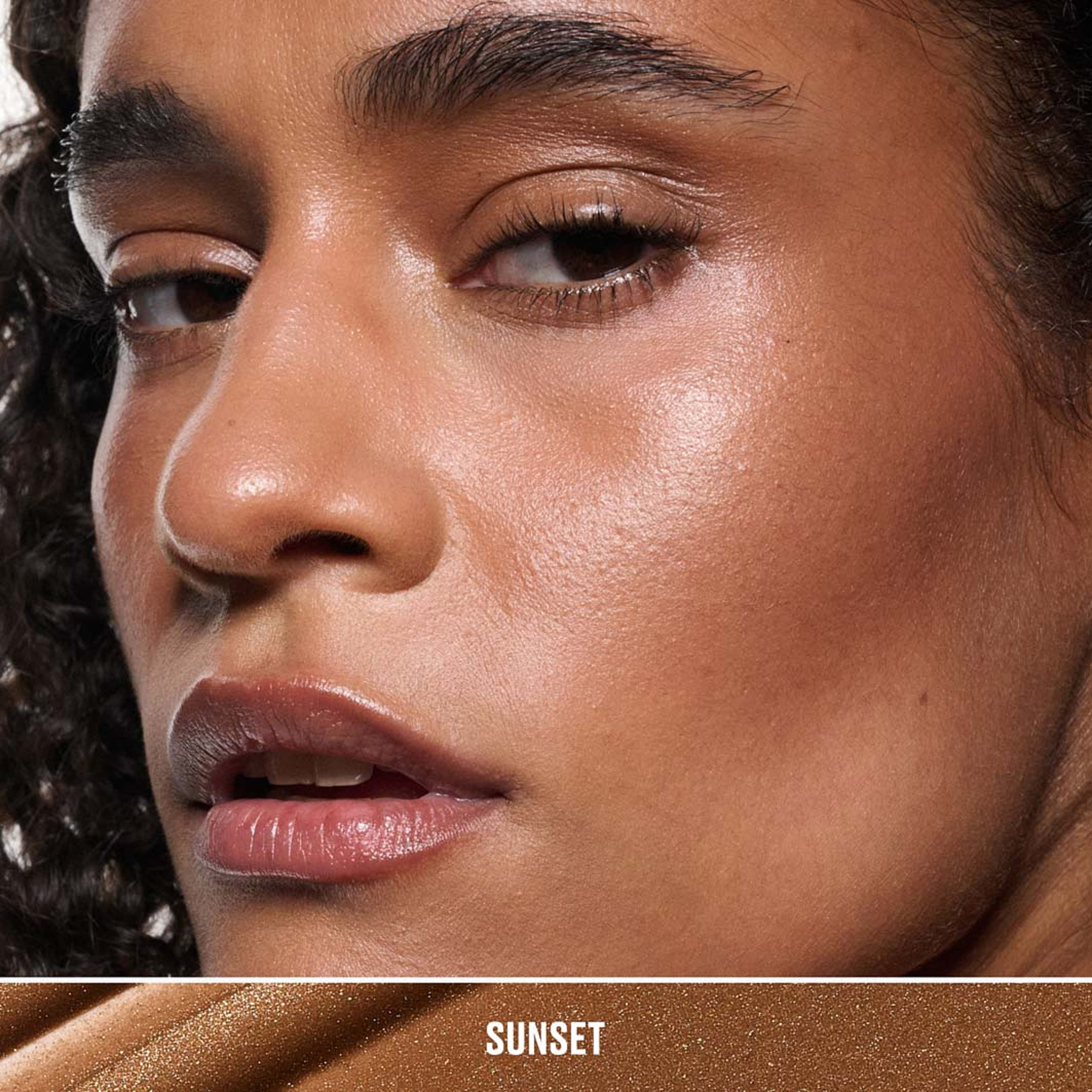 Strobe Beam Liquid Bronzelighter, från MAC Cosmetics, i färgen Sunset. Klicka för att öppna bilden i stort format