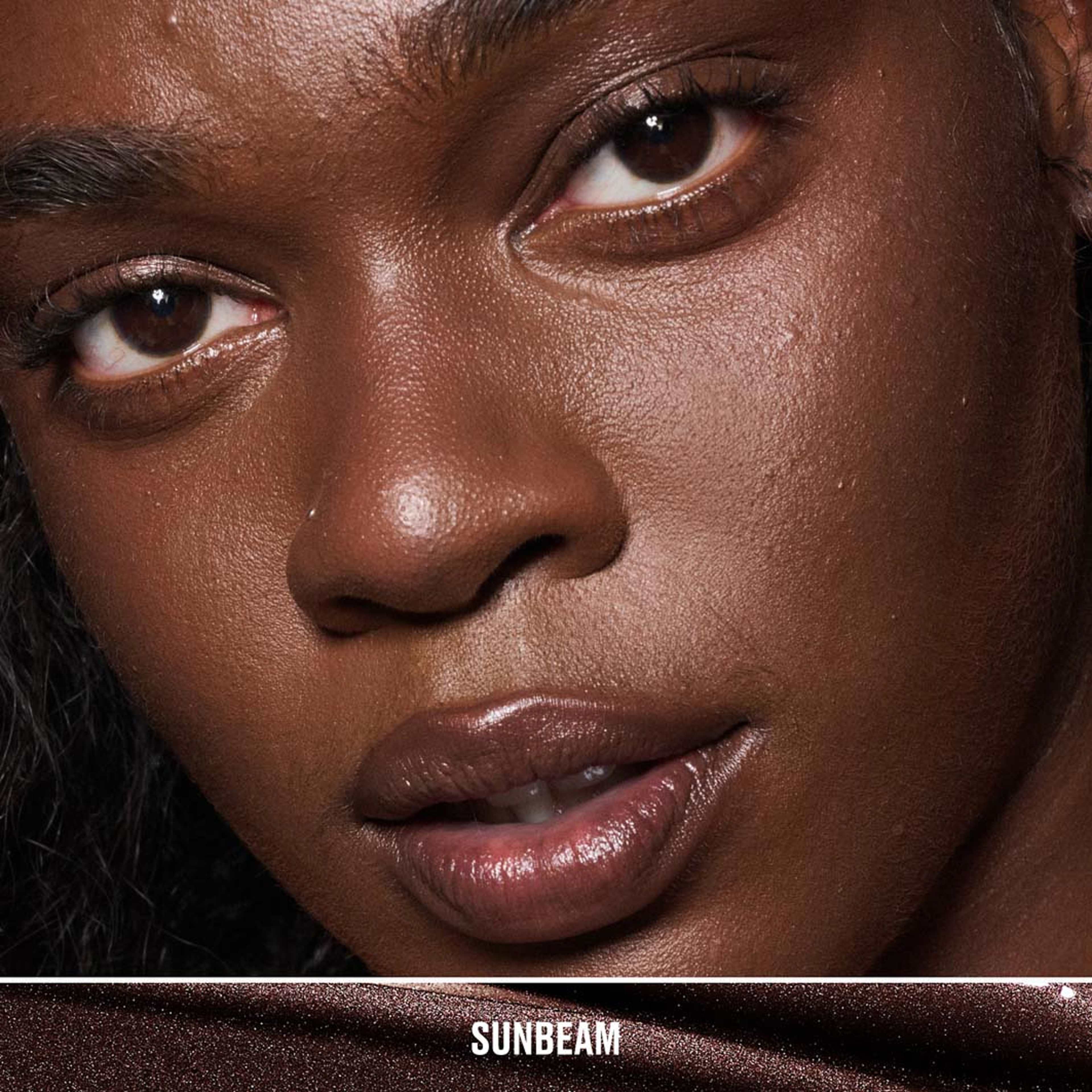 Strobe Beam Liquid Bronzelighter, från MAC Cosmetics, i färgen Sunbeam. Klicka för att öppna bilden i stort format
