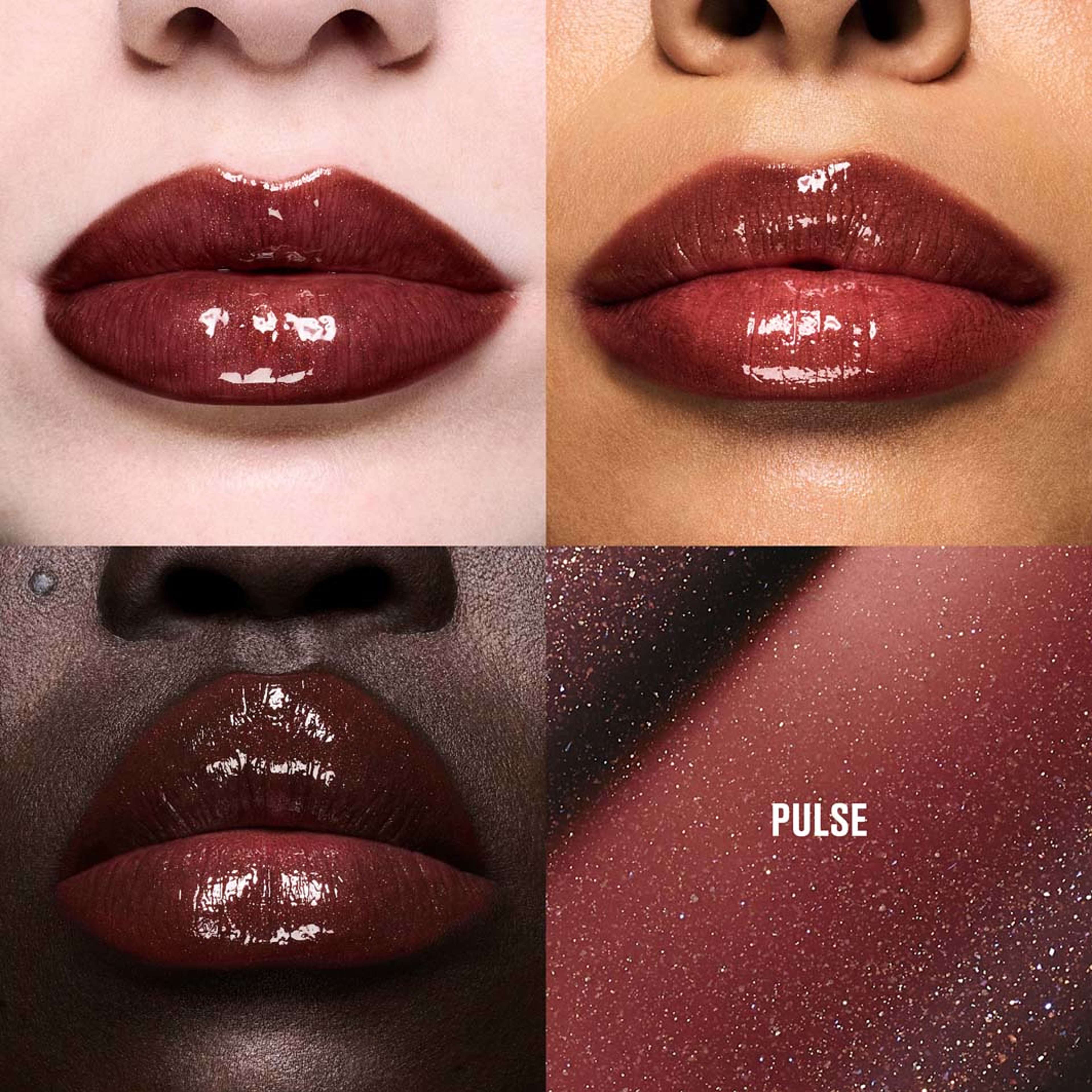Lipglass Cushion High-Pigment Lip Oil, från MAC Cosmetics, i färgen Pulse. Klicka för att öppna bilden i stort format