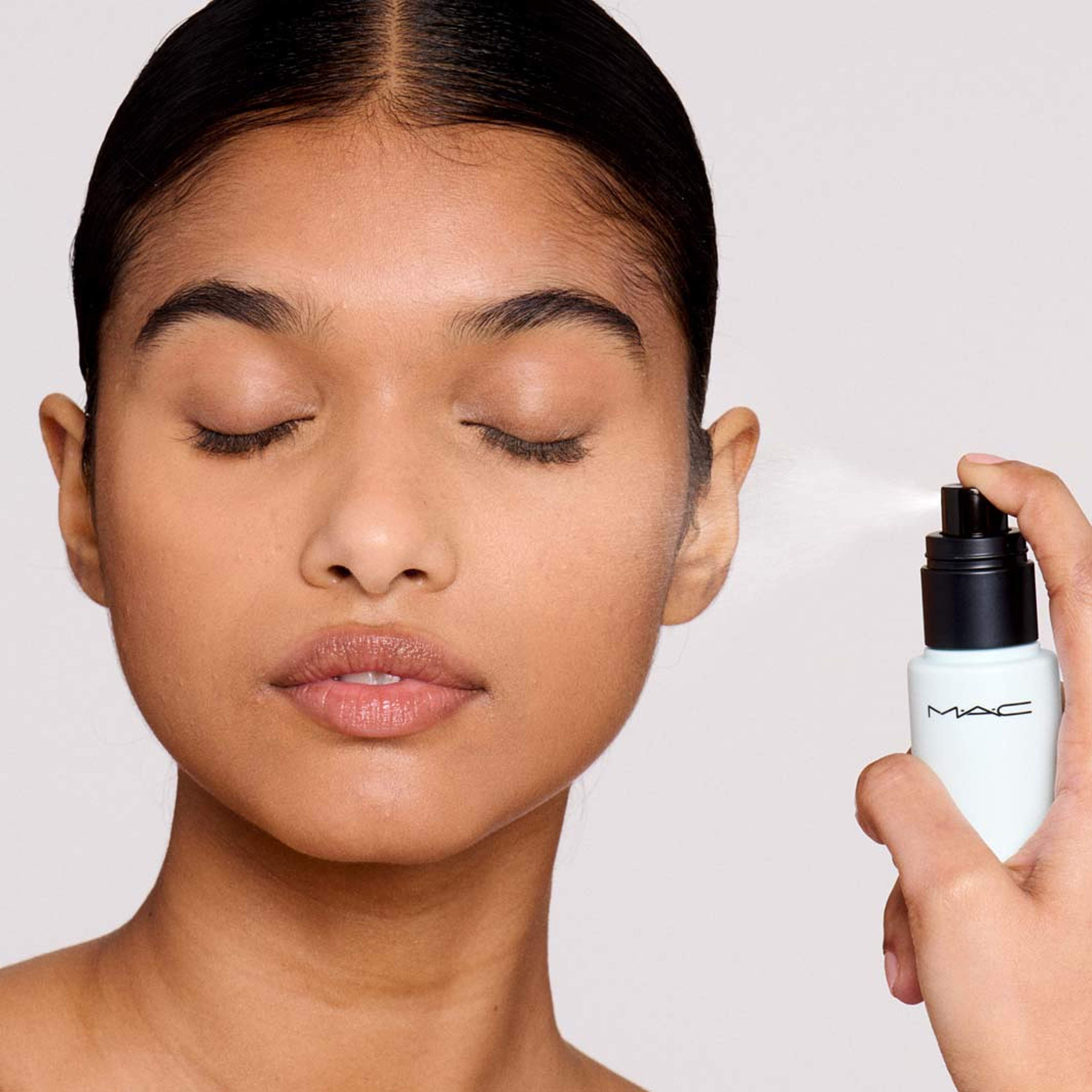 Fix+ Stay Over Matte 24HR, från MAC Cosmetics. Klicka för att öppna bilden i stort format