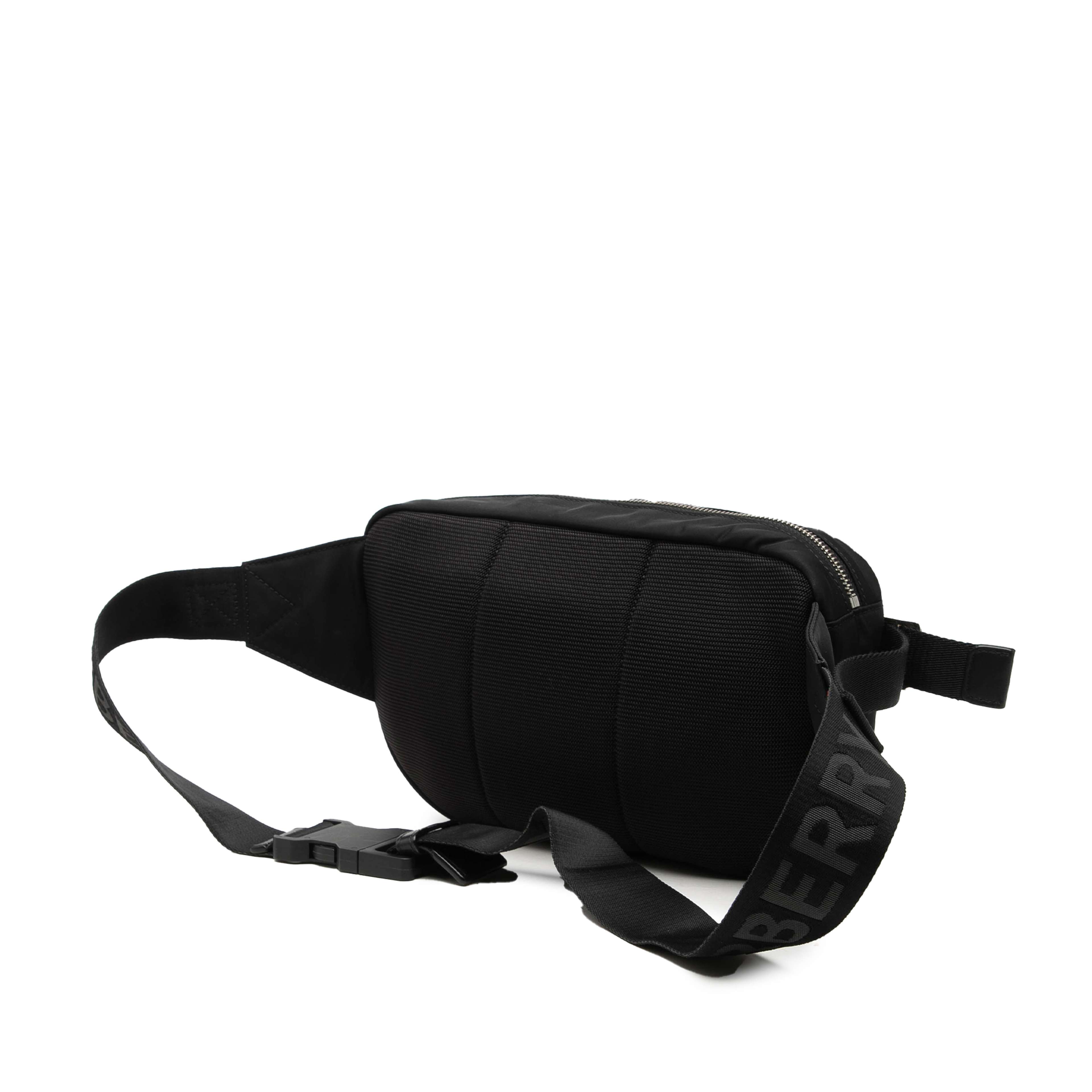 Burberry Nylon Logo Cannon Belt Bag, från Luxclusif, i färgen svart. Klicka för att öppna bilden i stort format