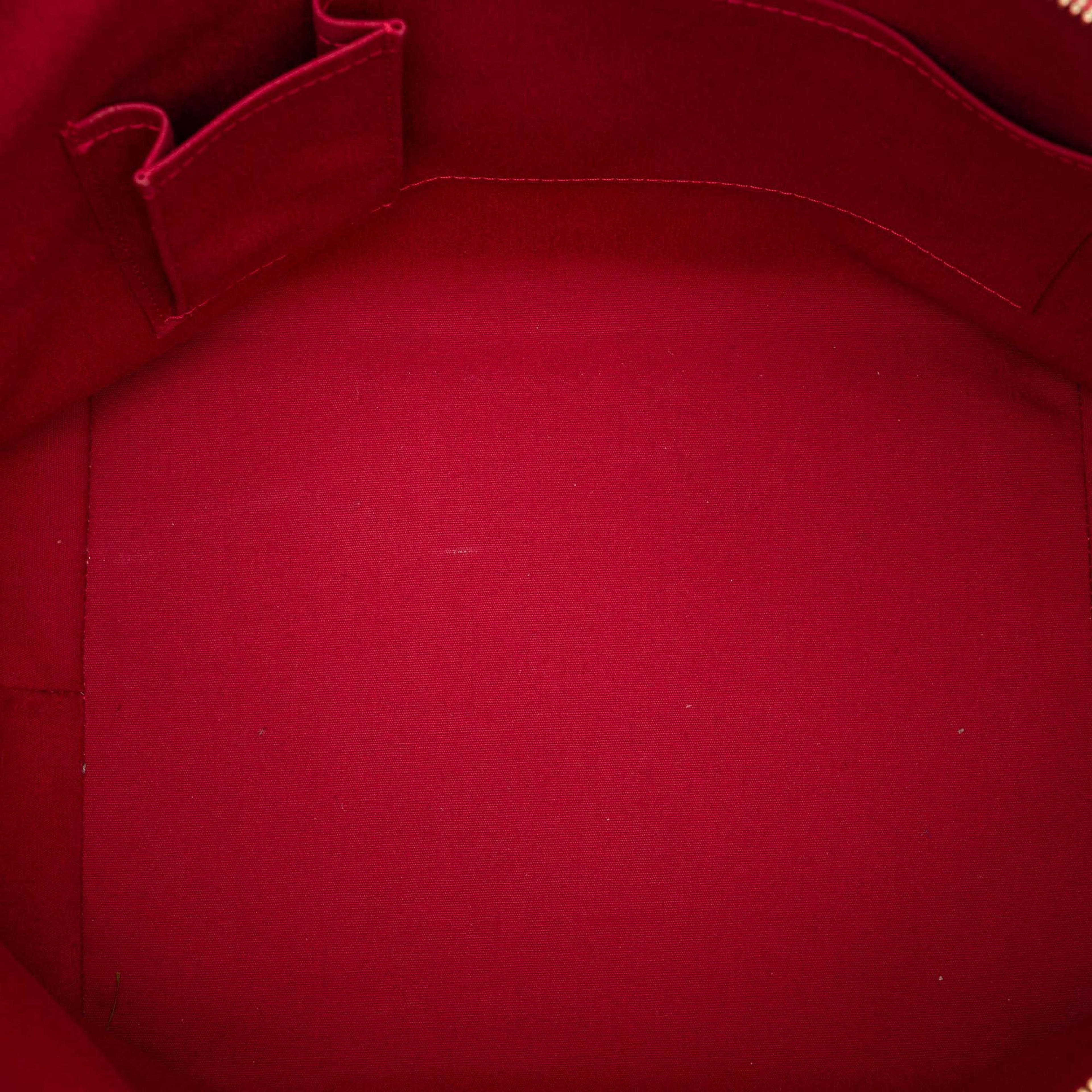 Louis Vuitton Monogram Vernis Bellevue Gm, från Luxclusif, i färgen red. Klicka för att öppna bilden i stort format