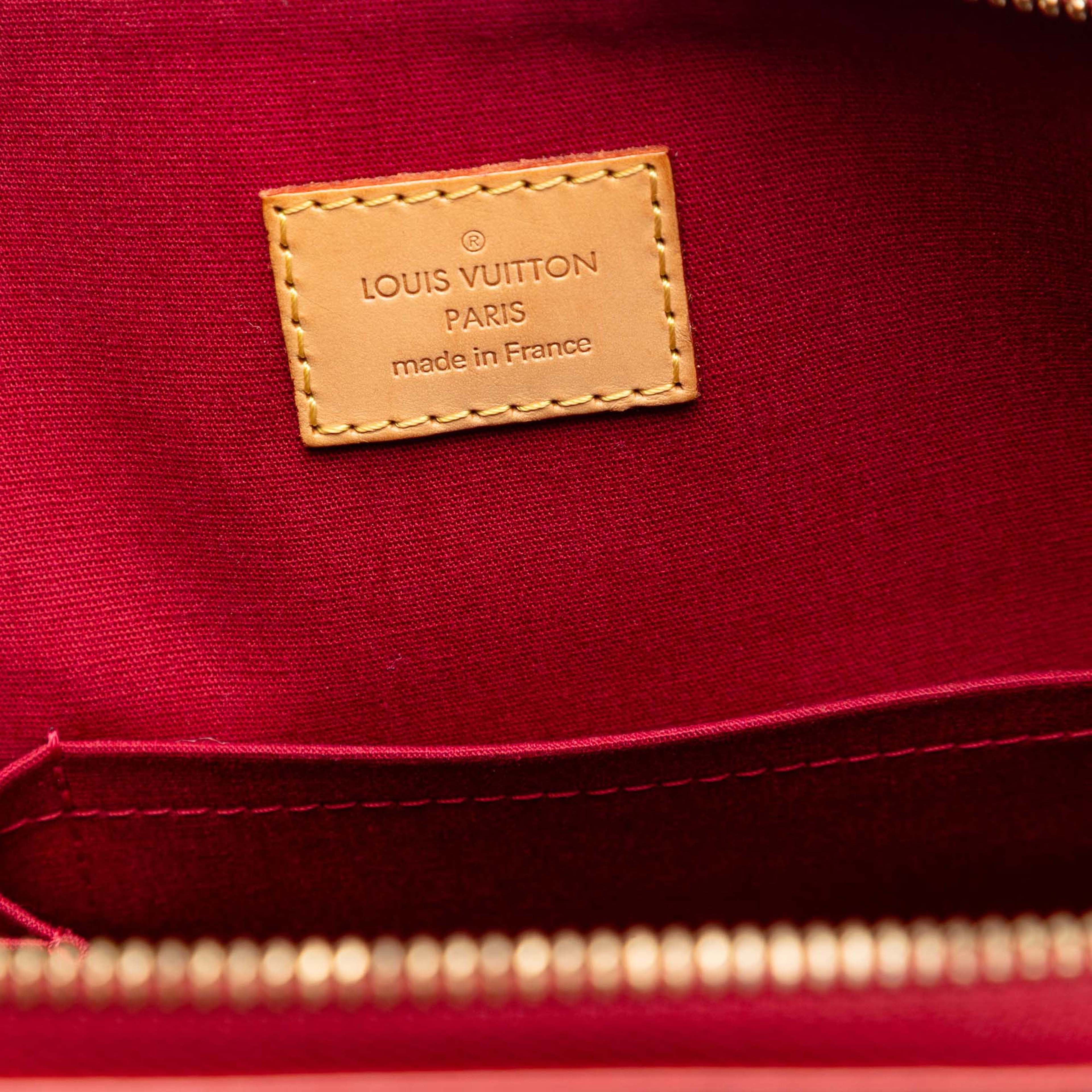 Louis Vuitton Monogram Vernis Bellevue Gm, från Luxclusif, i färgen red. Klicka för att öppna bilden i stort format