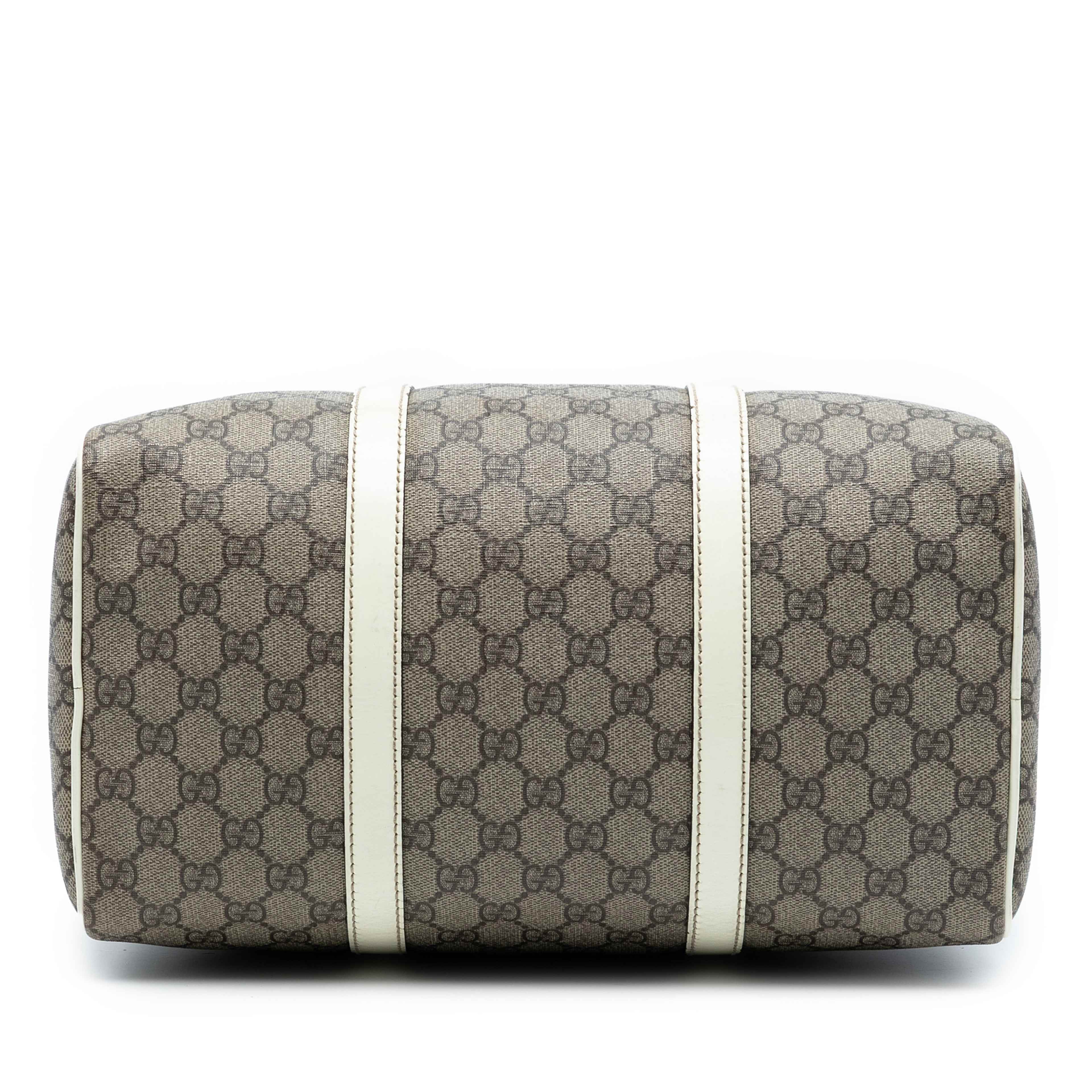 Gucci Medium Gg Supreme Joy Boston Bag, från Luxclusif, i färgen beige. Klicka för att öppna bilden i stort format