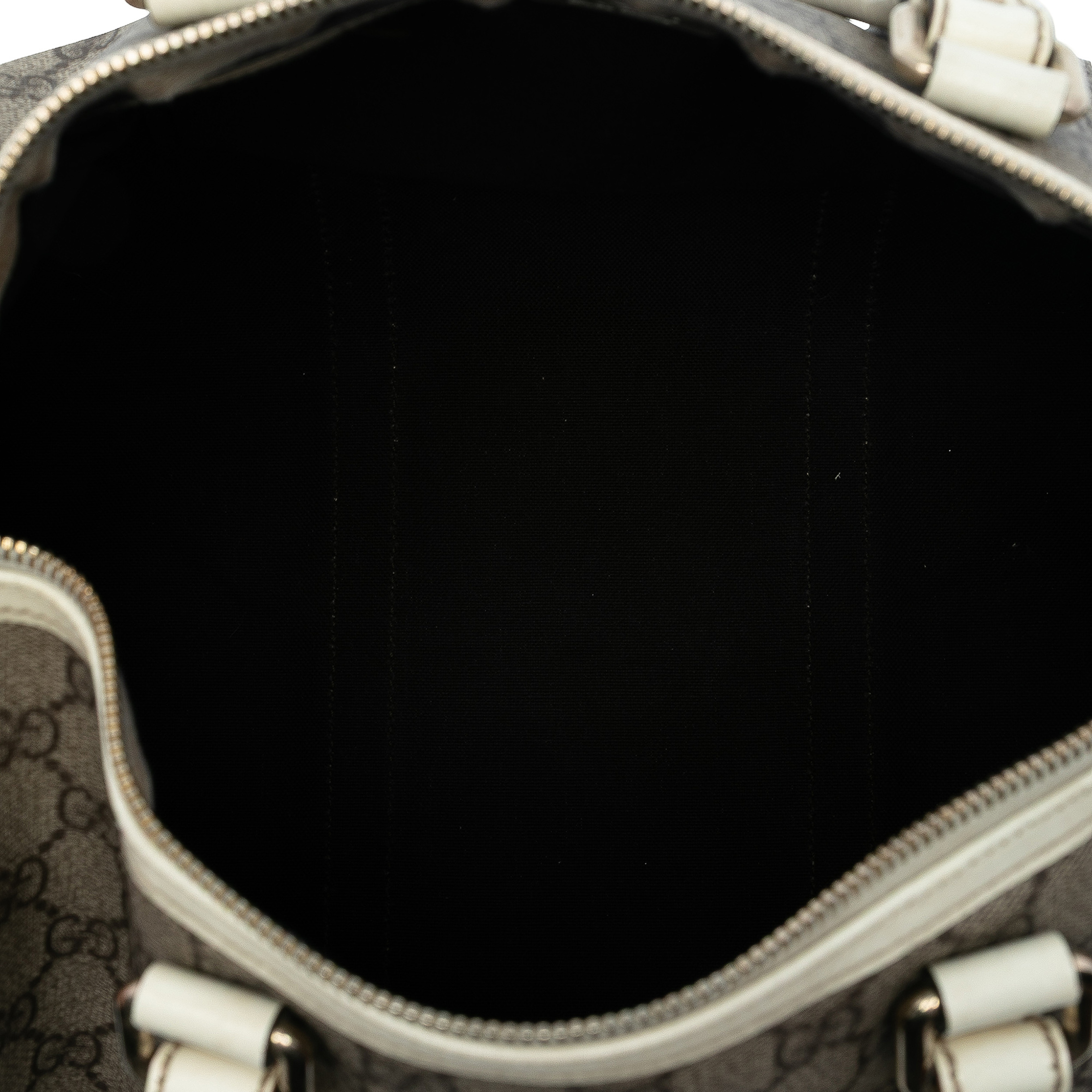 Gucci Medium Gg Supreme Joy Boston Bag, från Luxclusif, i färgen beige. Klicka för att öppna bilden i stort format