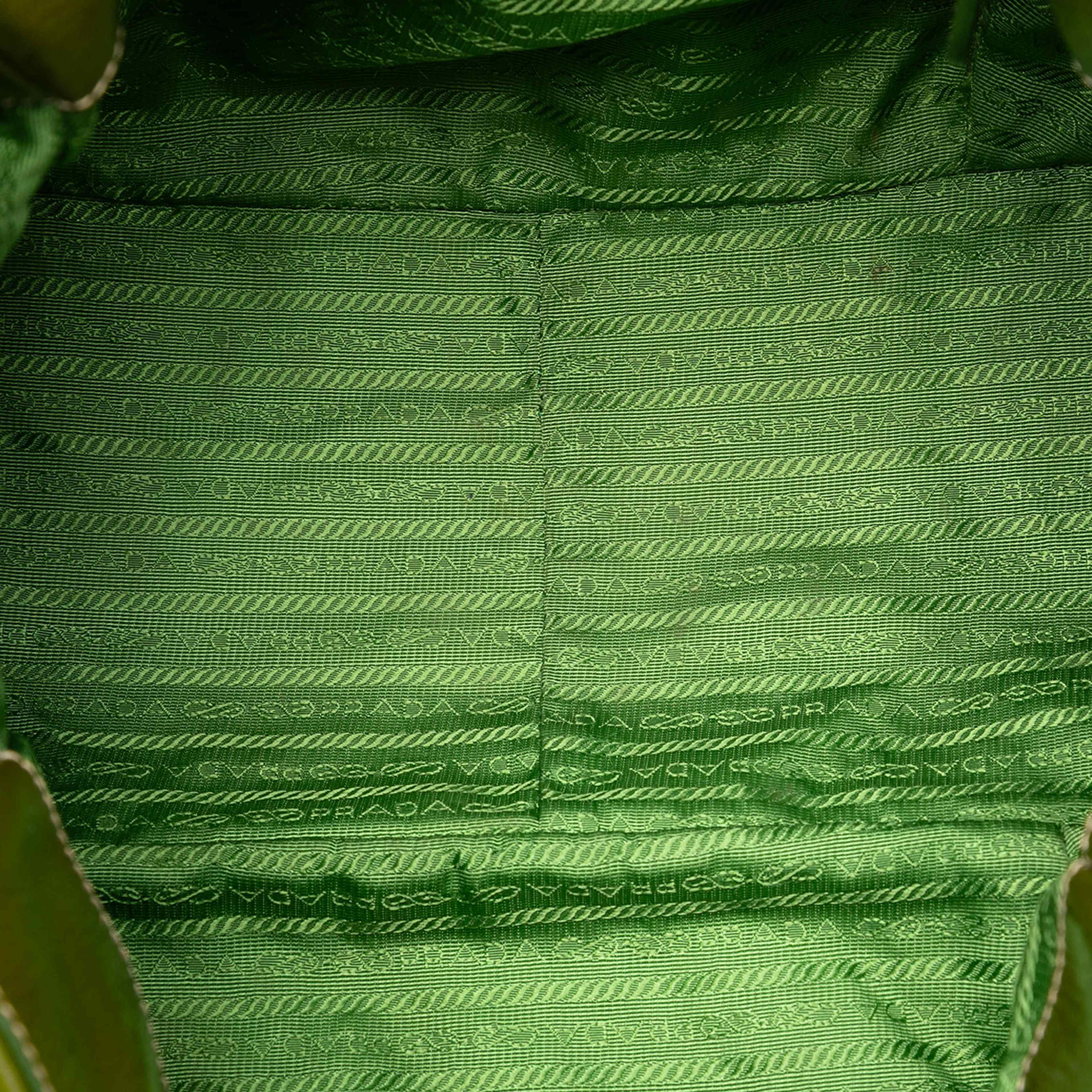 Prada Tessuto Side Zip Tote, från Luxclusif, i färgen light green. Klicka för att öppna bilden i stort format