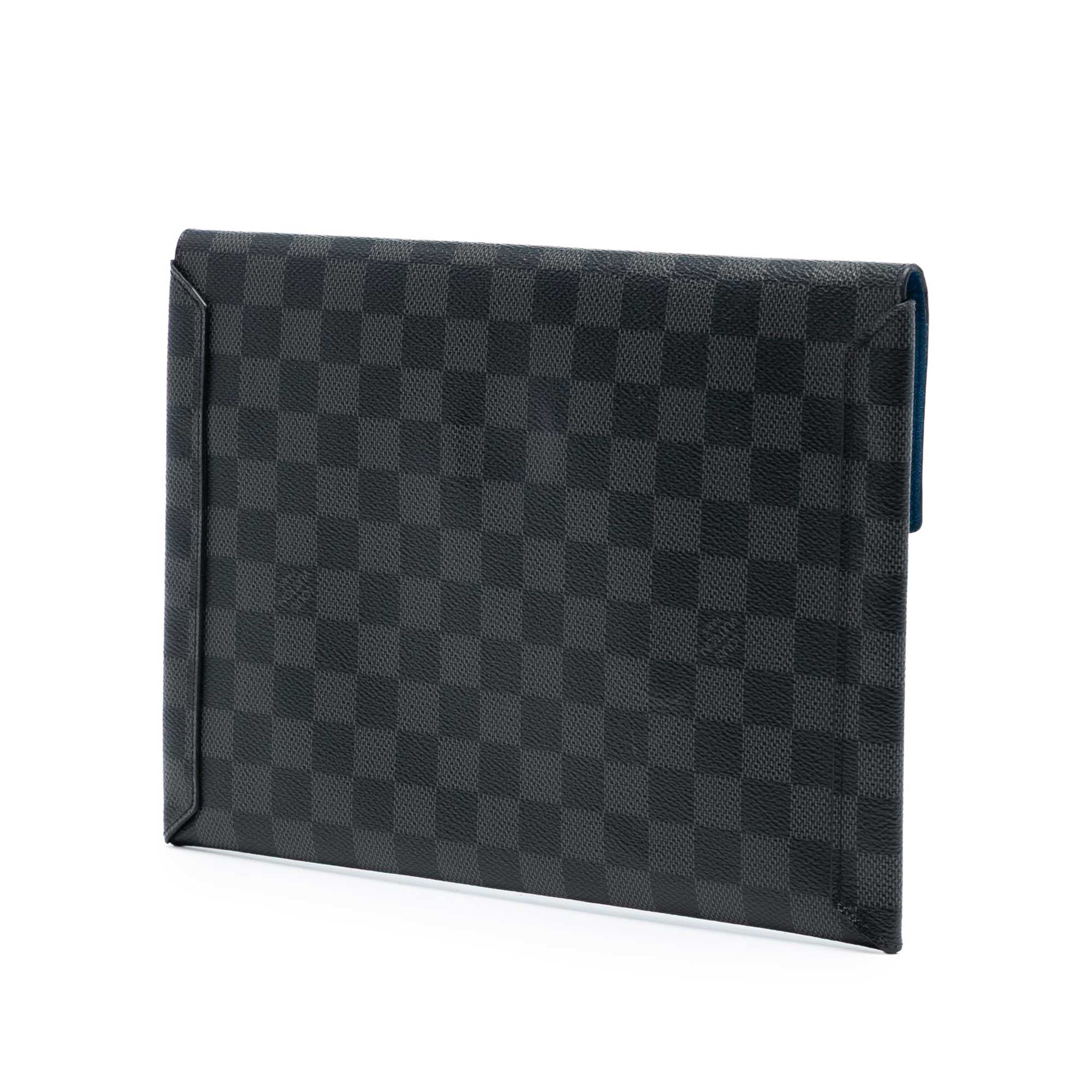 Louis Vuitton Damier Graphite Alpha Pochette Gm, från Luxclusif, i färgen black. Klicka för att öppna bilden i stort format