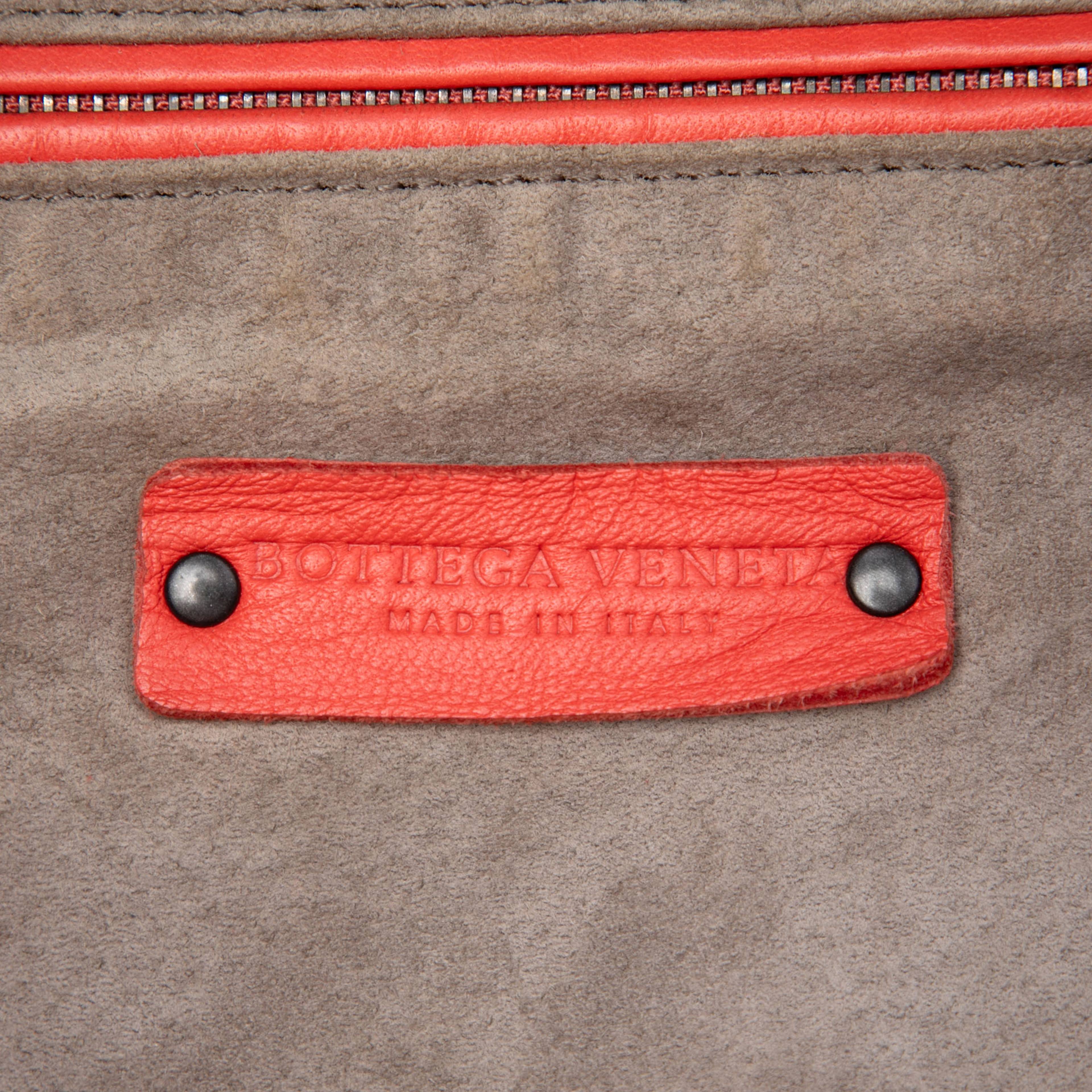 Bottega Veneta Nappa Intrecciato Cube Shoulder Bag, från Luxclusif, i färgen orange. Klicka för att öppna bilden i stort format