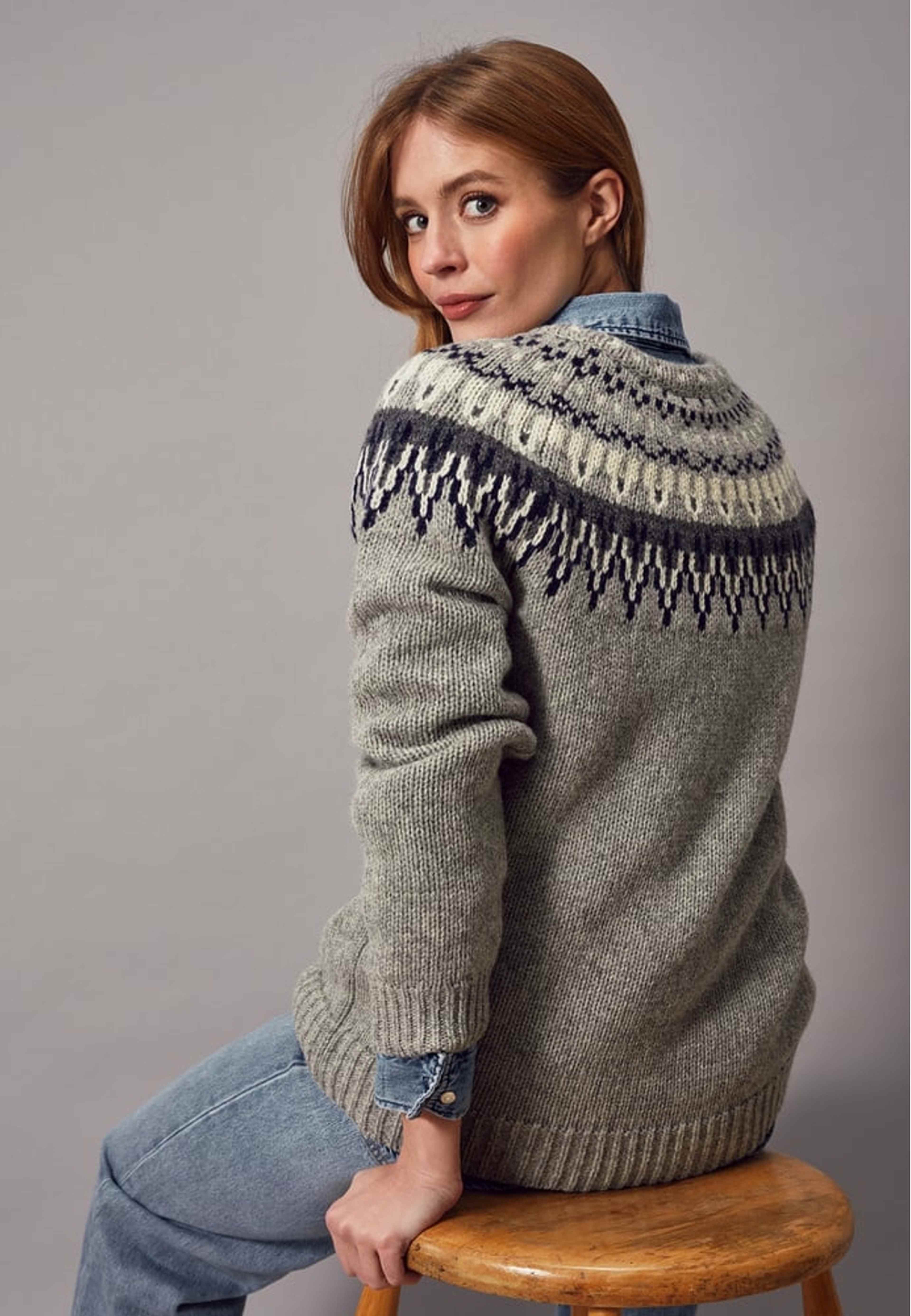 Veda Jumper, från Jumperfabriken, i färgen grey. Klicka för att öppna bilden i stort format