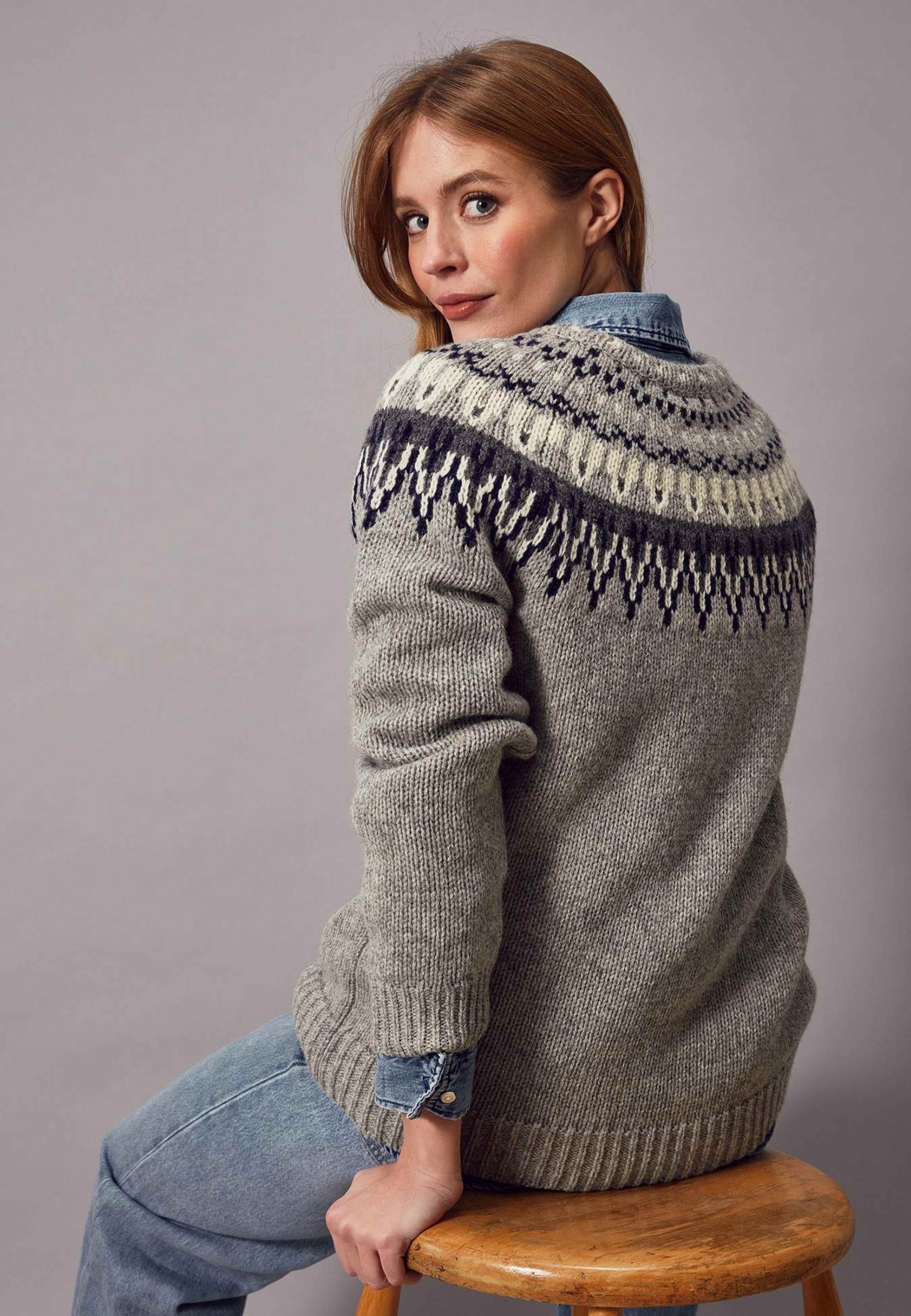 Veda Jumper, från Jumperfabriken, i färgen grey. Klicka för att öppna bilden i stort format
