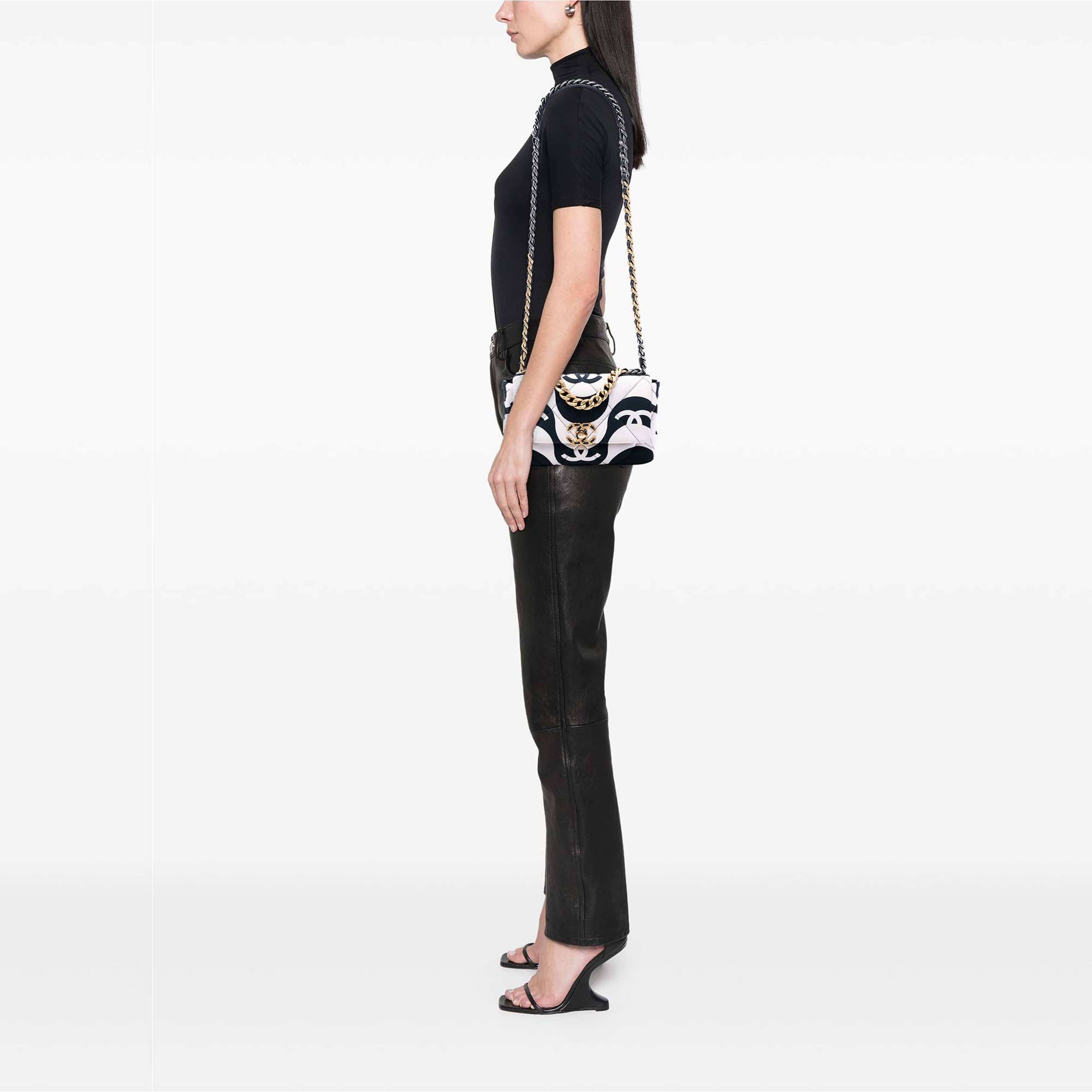 Chanel Medium Printed Silk 19 Flap, från Luxclusif, i färgen svart. Klicka för att öppna bilden i stort format