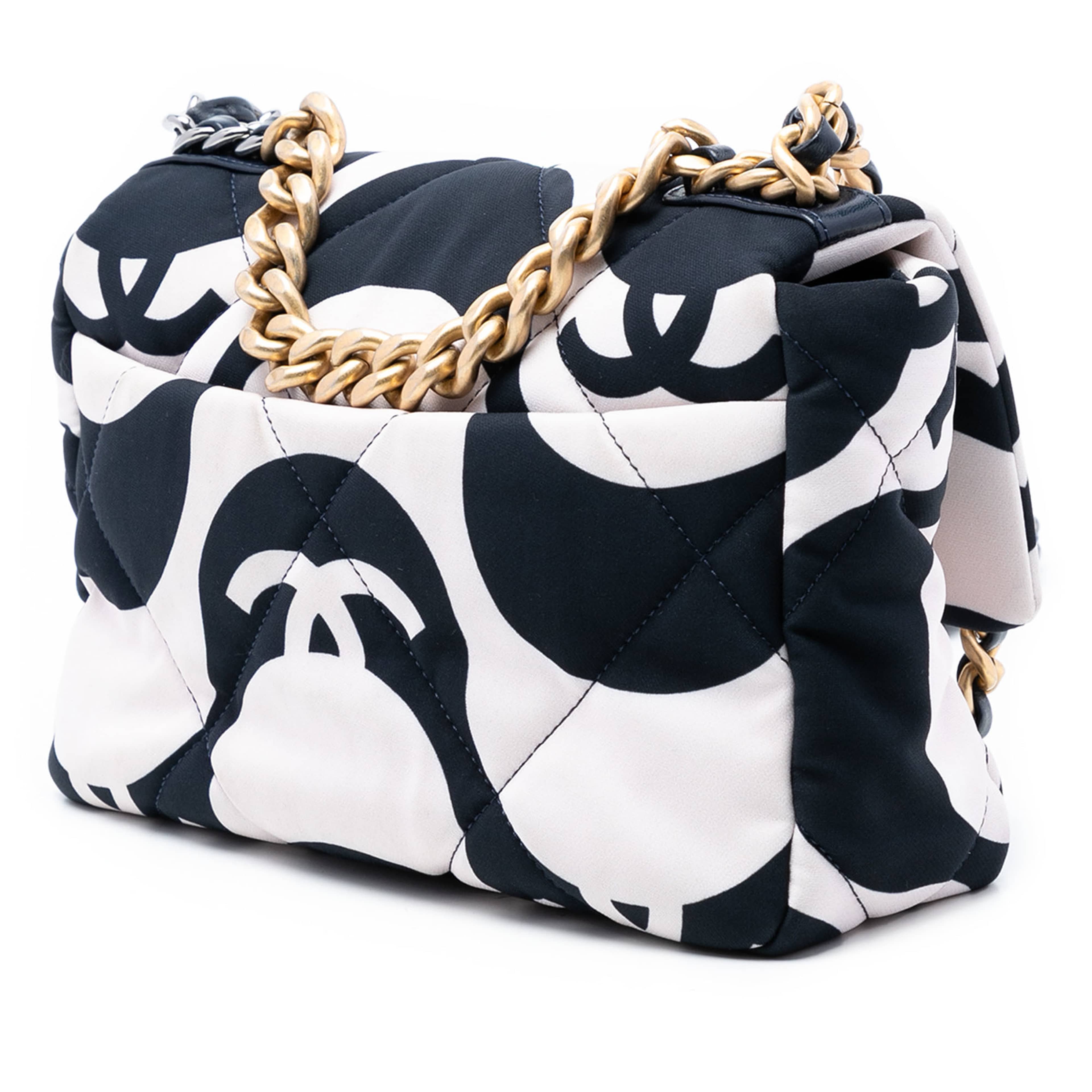 Chanel Medium Printed Silk 19 Flap, från Luxclusif, i färgen svart. Klicka för att öppna bilden i stort format