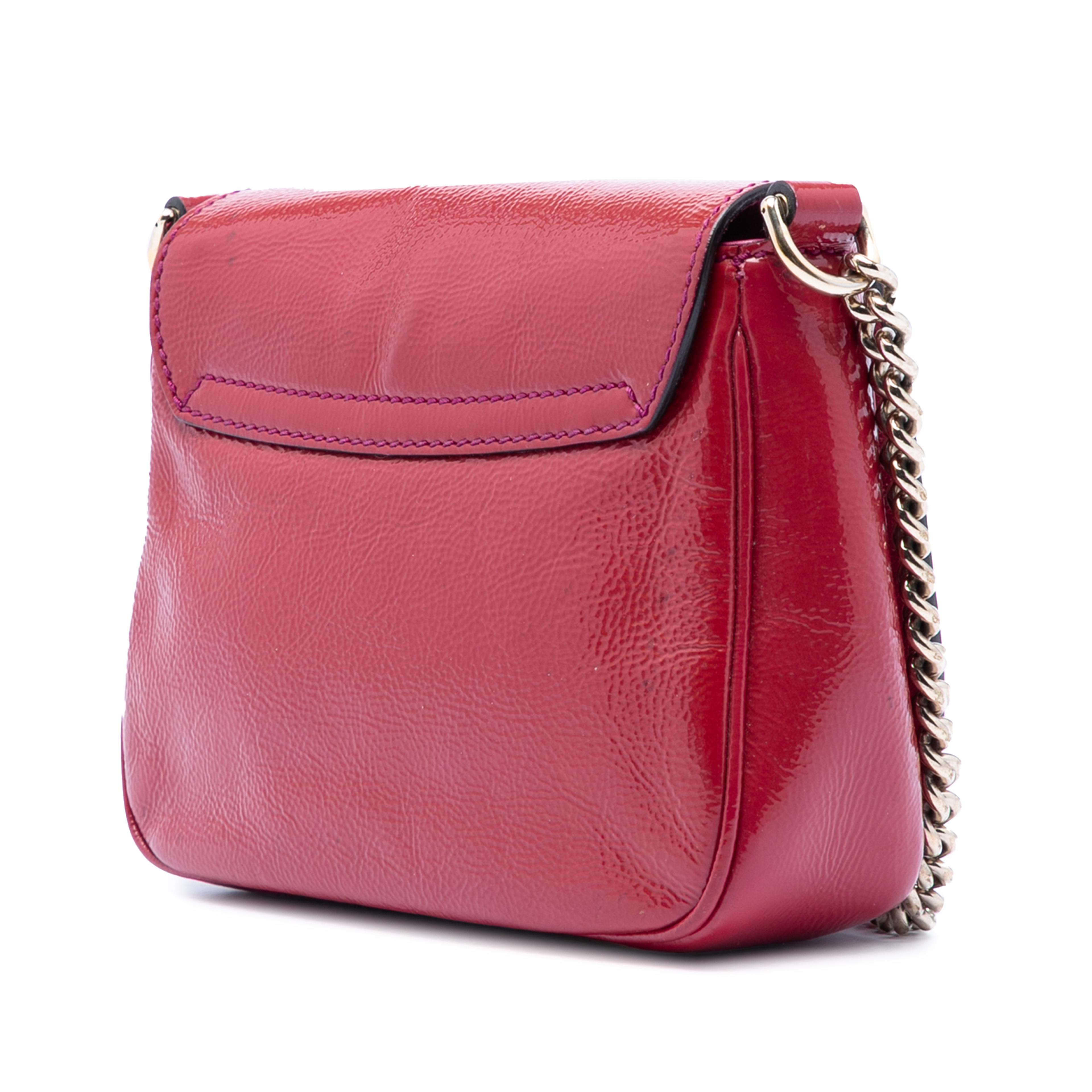 Gucci Small Patent Soho Chain Flap Crossbody, från Luxclusif, i färgen rosa. Klicka för att öppna bilden i stort format