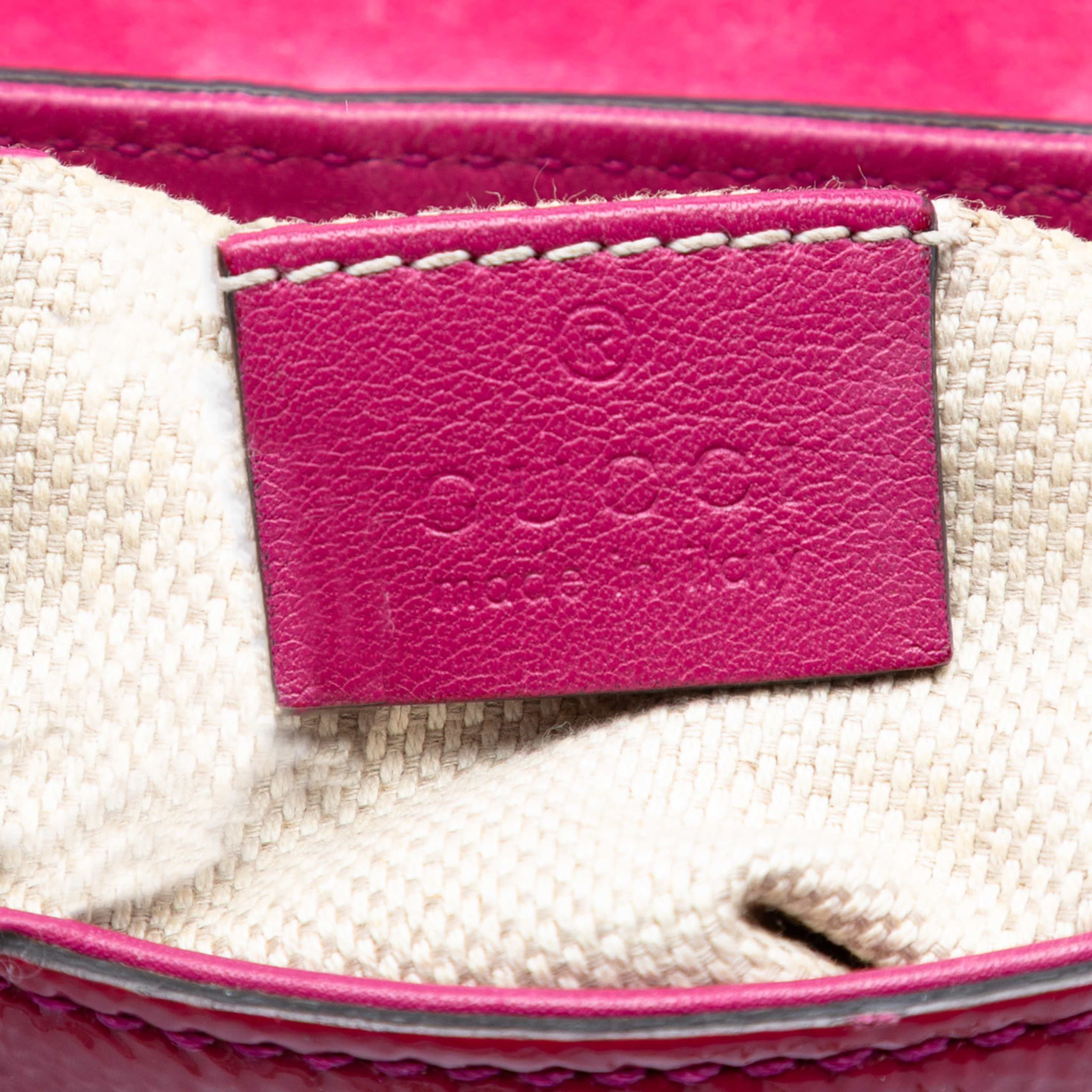 Gucci Small Patent Soho Chain Flap Crossbody, från Luxclusif, i färgen strawberry. Klicka för att öppna bilden i stort format