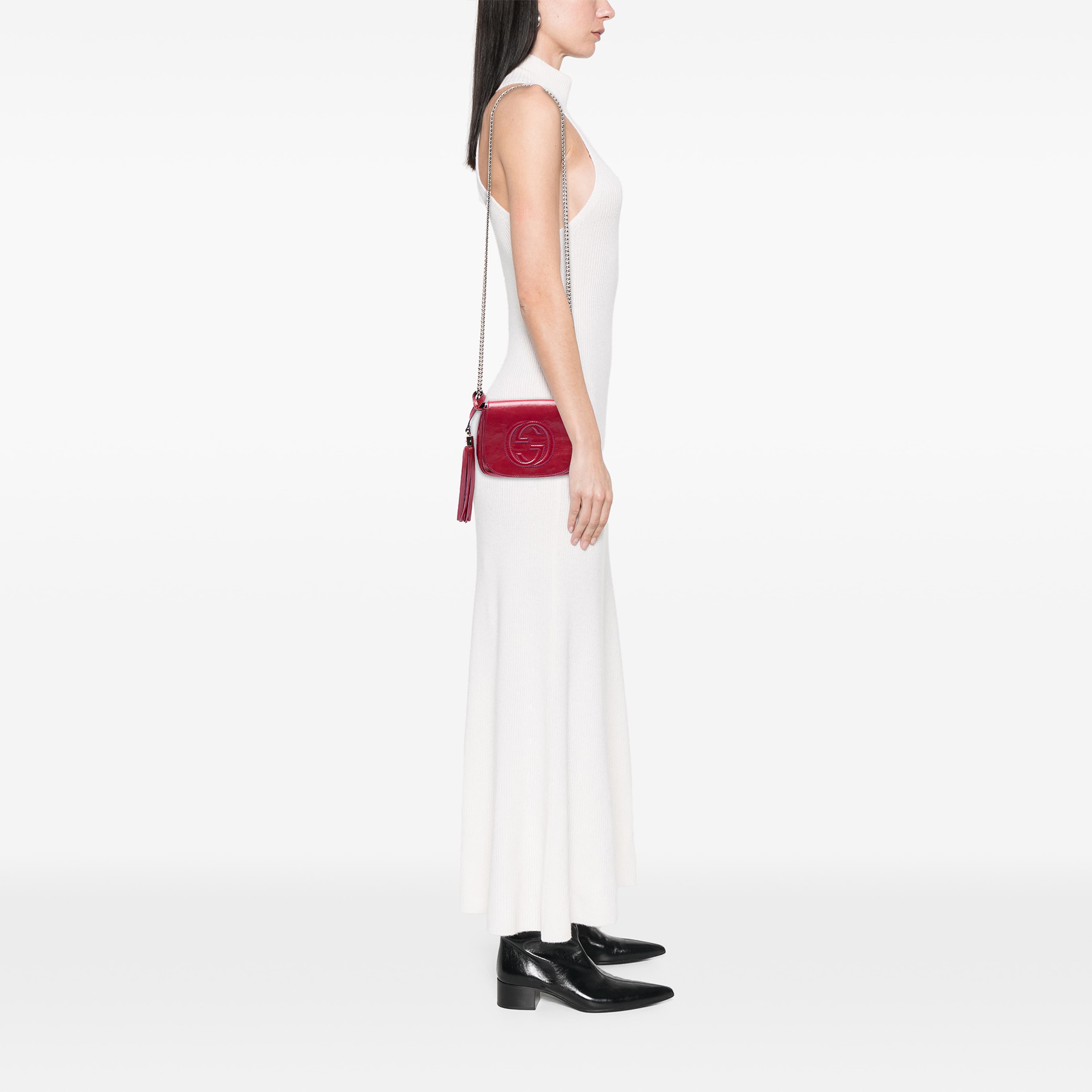 Gucci Small Patent Soho Chain Flap Crossbody, från Luxclusif, i färgen rosa. Klicka för att öppna bilden i stort format