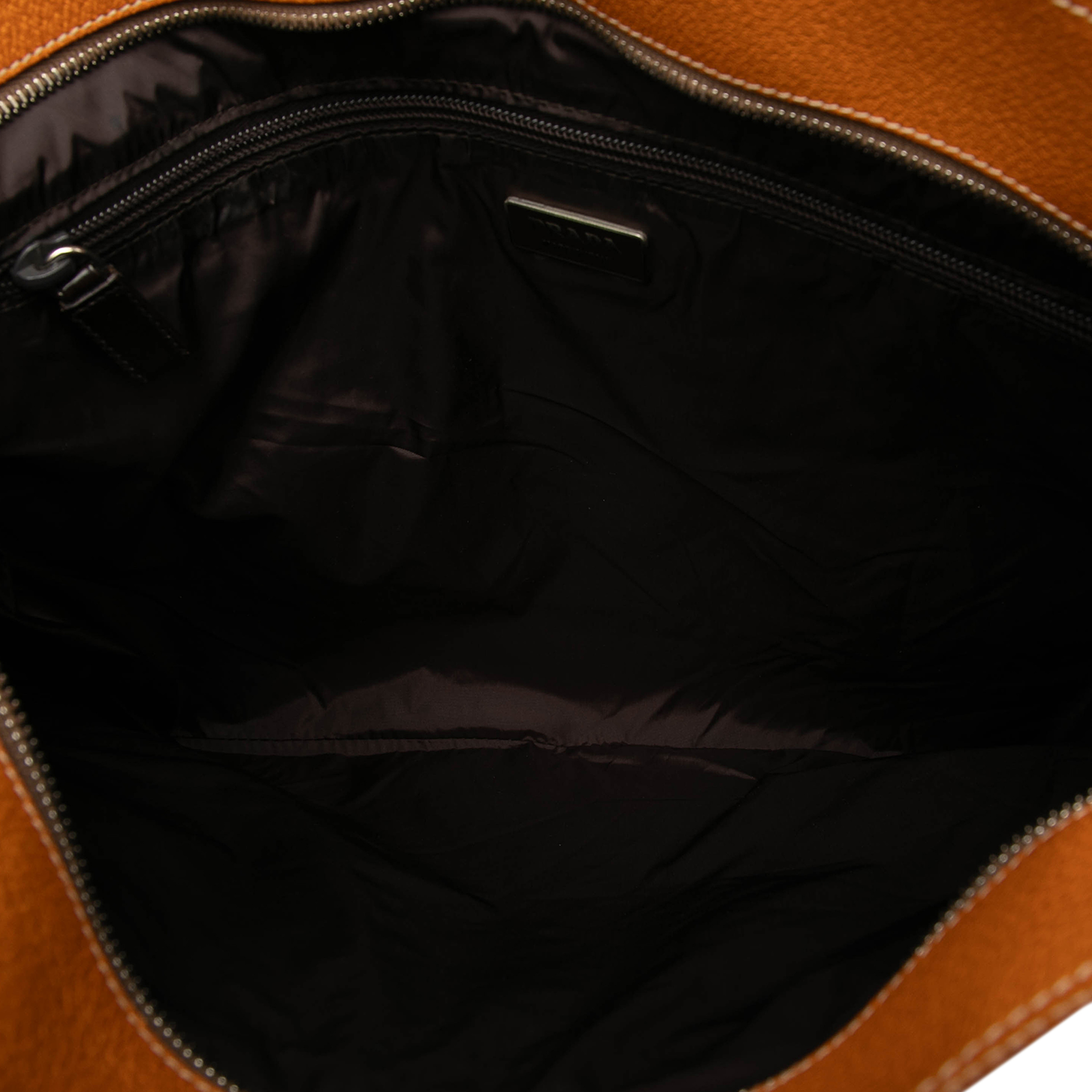 Prada Canvas Logo Crossbody, från Luxclusif, i färgen beige. Klicka för att öppna bilden i stort format