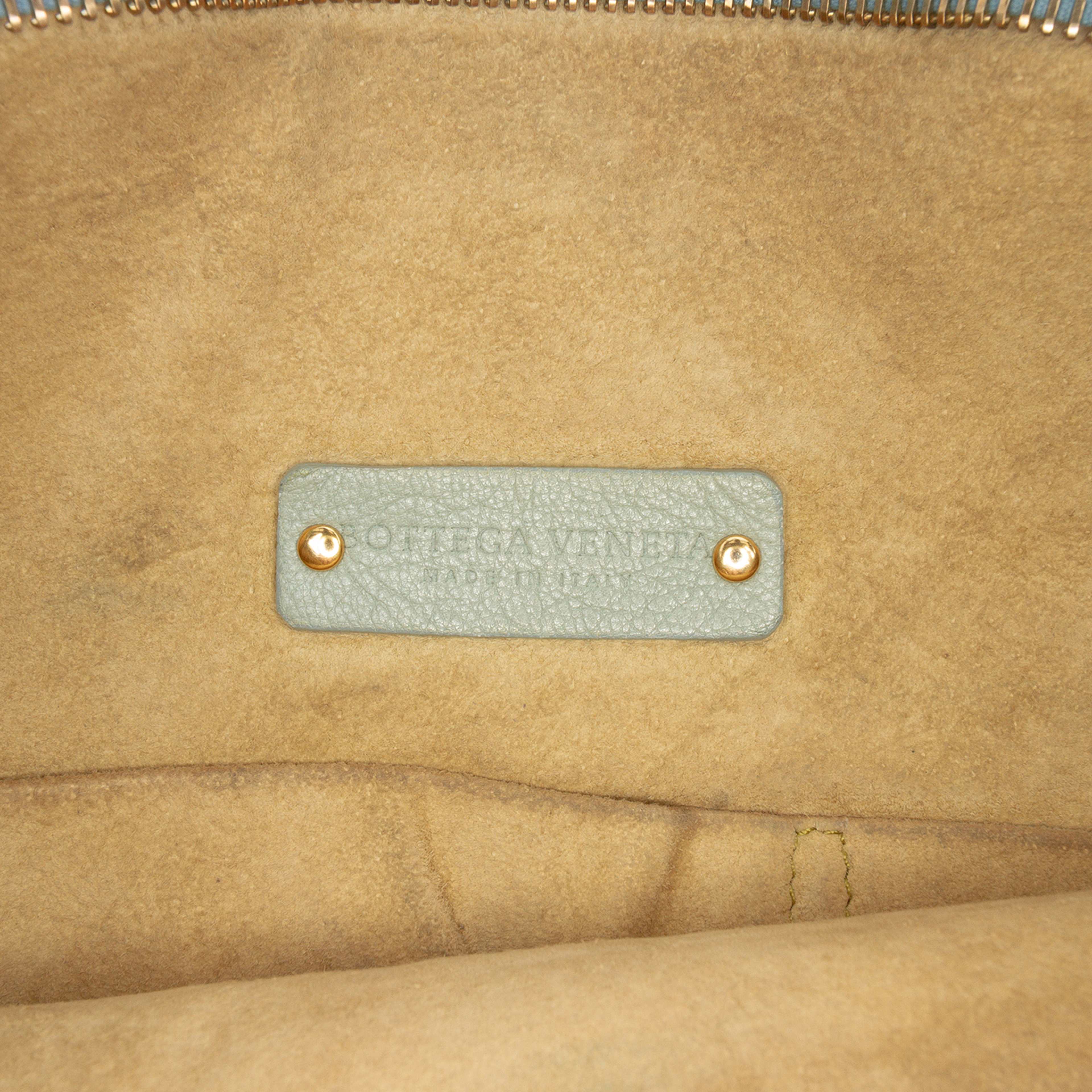 Bottega Veneta Intrecciato Trimmed Leather Shoulder Bag, från Luxclusif, i färgen mint. Klicka för att öppna bilden i stort format